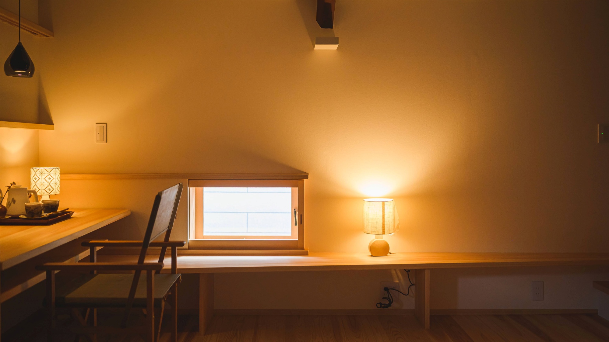 *【窓辺】柔らかな光が差し込む窓辺で、穏やかな時間をお過ごしください。