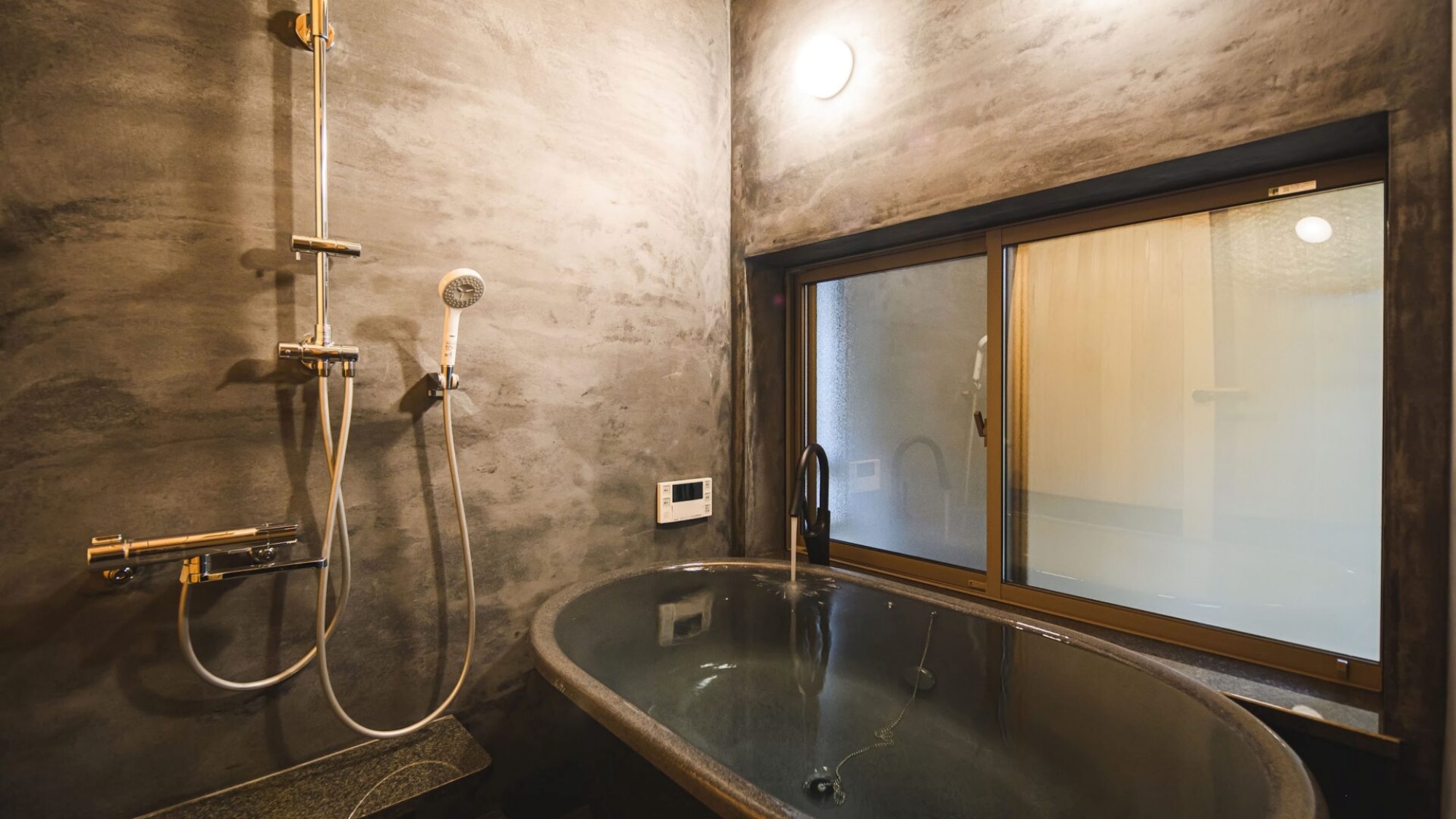 *【風呂】贅沢な造りの浴槽で、深い癒しを味わうひととき。