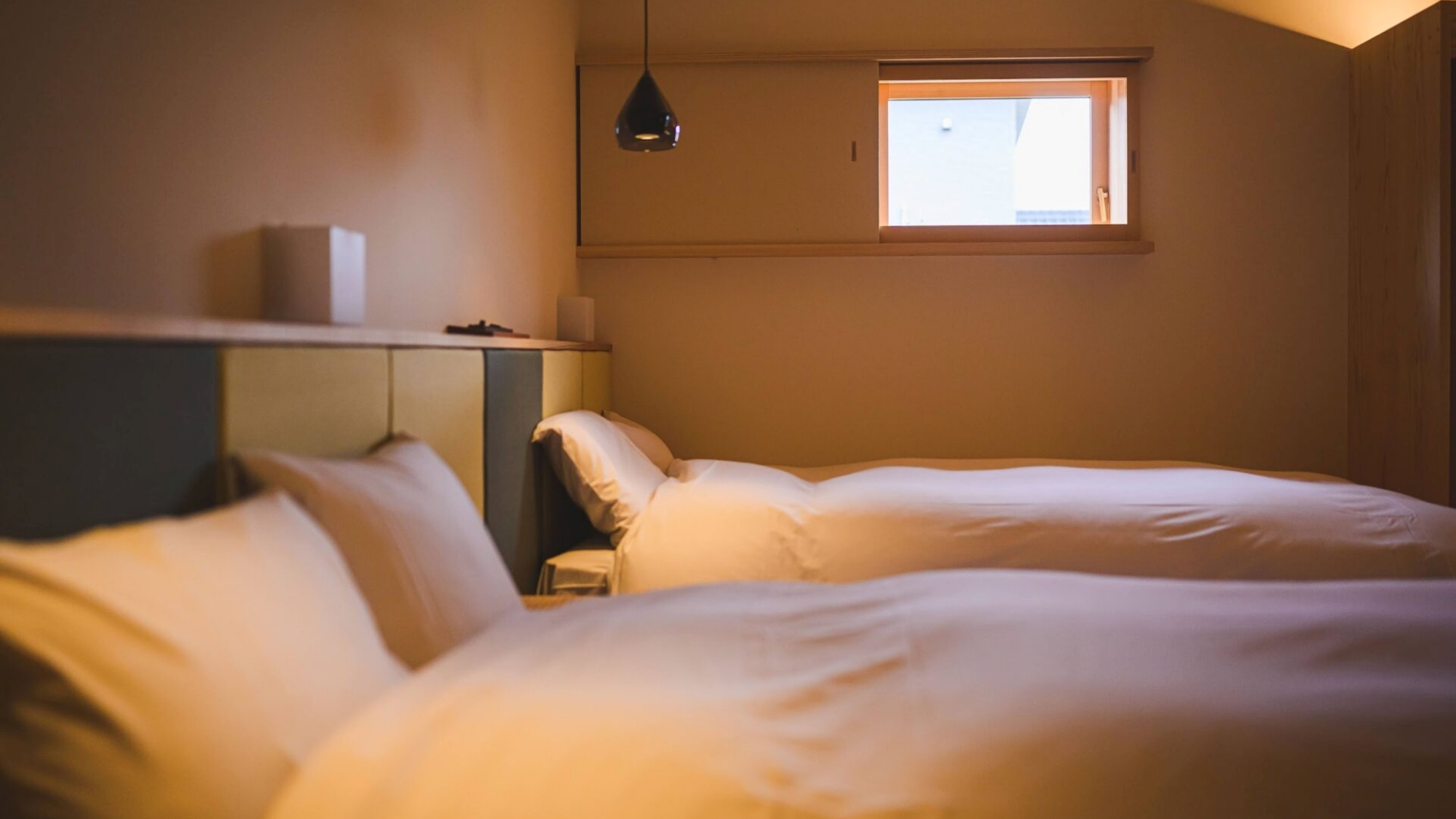 *【寝室】旅の疲れを癒す、落ち着いた和モダン空間。