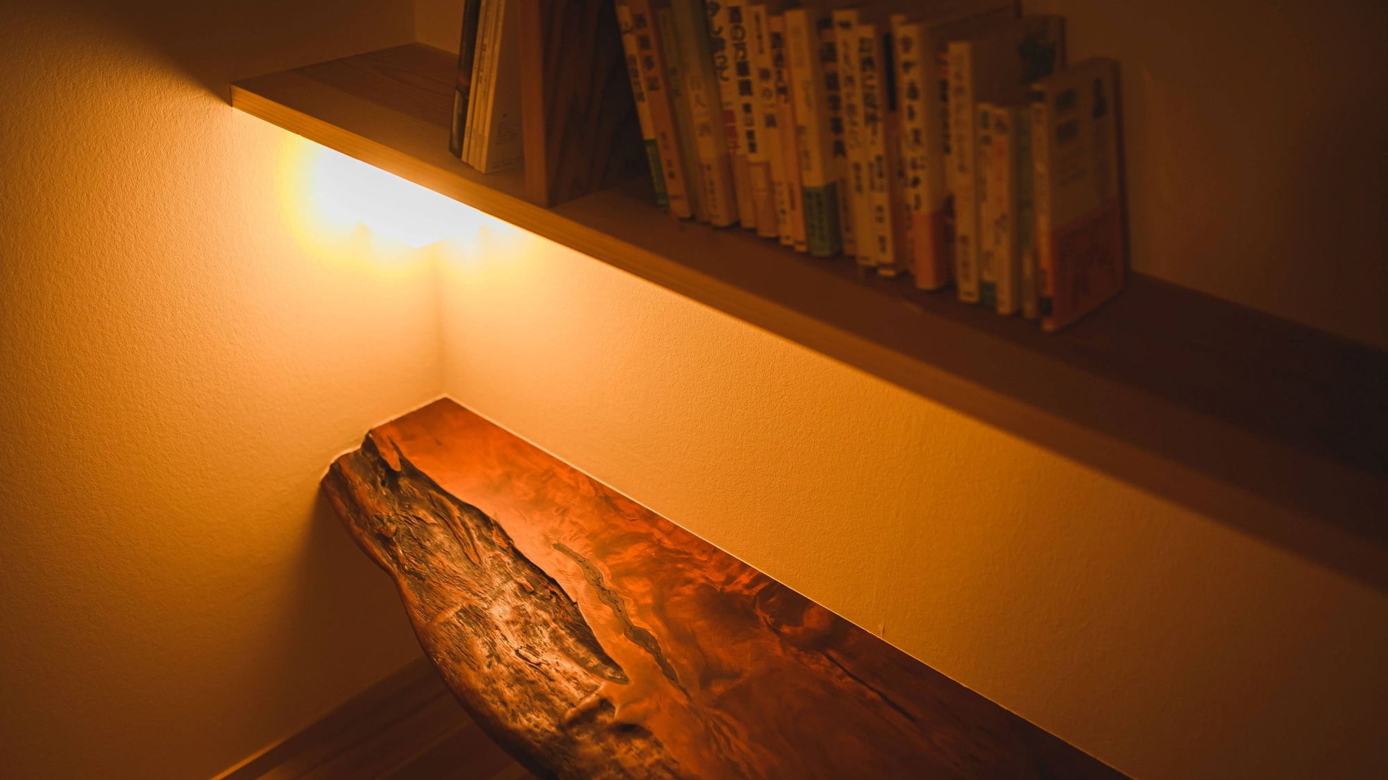 *【寛ぎの一角】灯りと木が生む、心休まる空間。