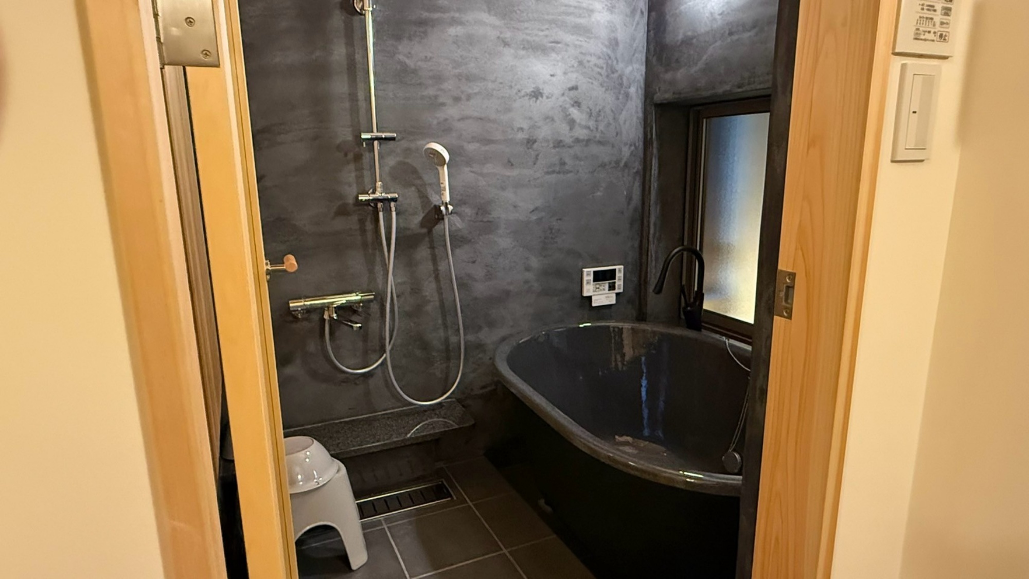 *【風呂】重厚感ある浴槽で、誰にも邪魔されない湯浴みの時間を。