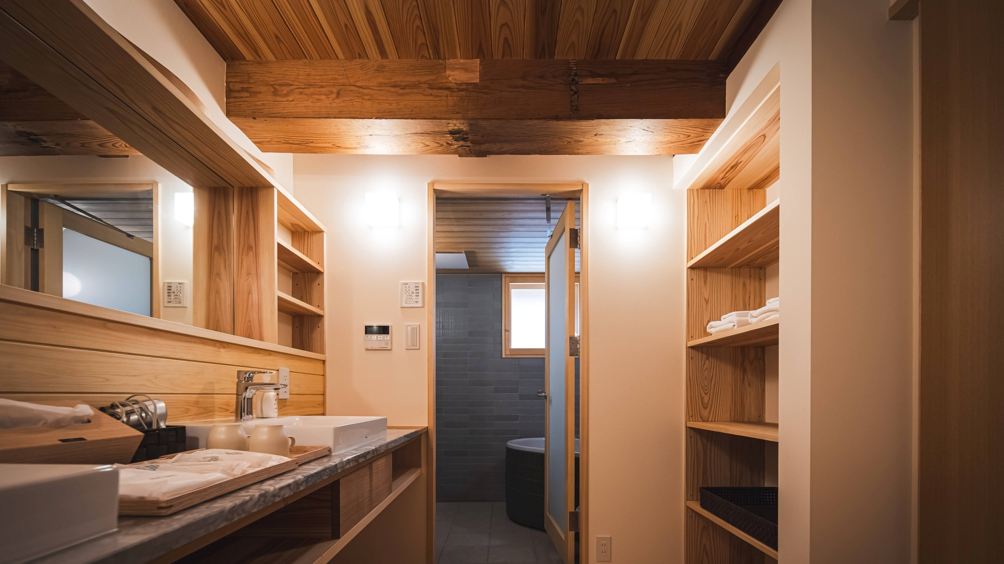 *【洗面所】清潔感と温もりを兼ね備えた上質な水回りです。