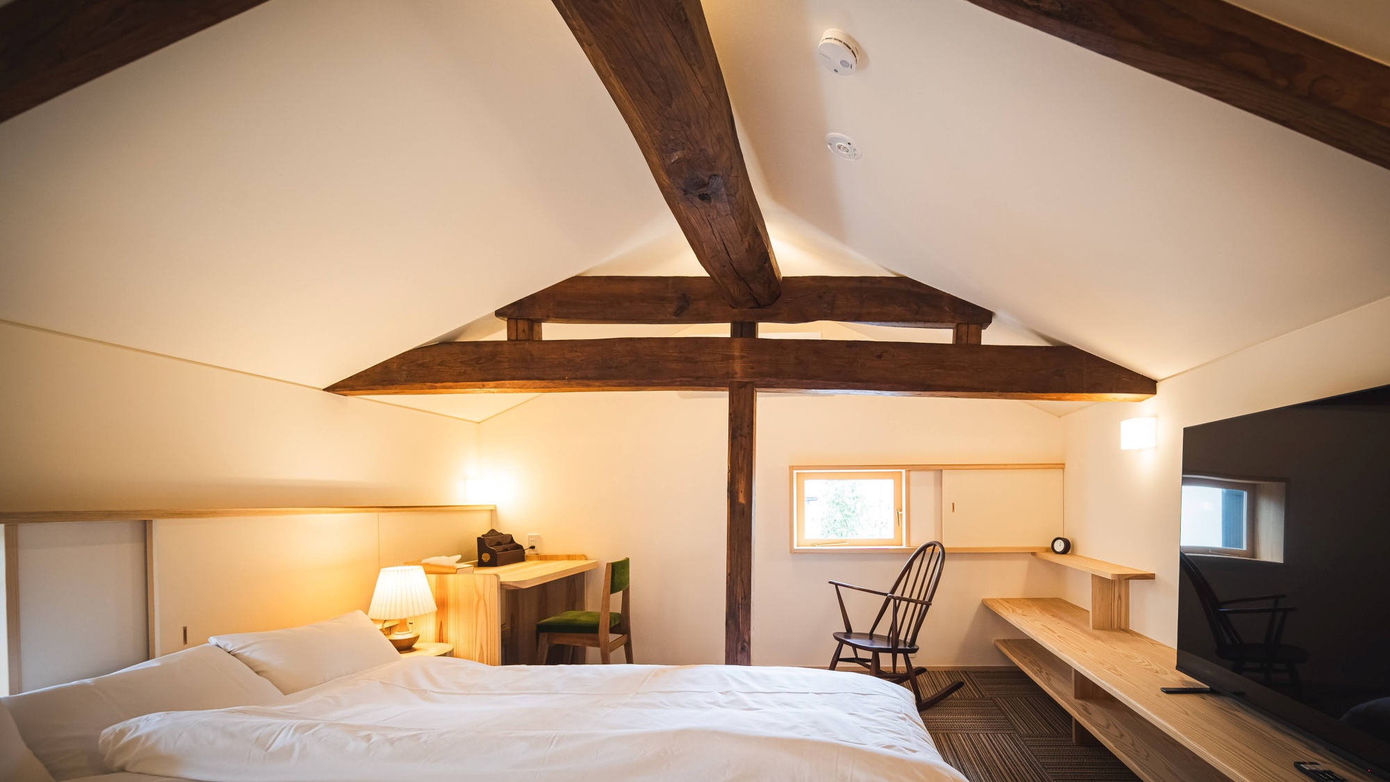 *【寝室】光と影が織りなす、静寂に満ちた上質なリビング空間。