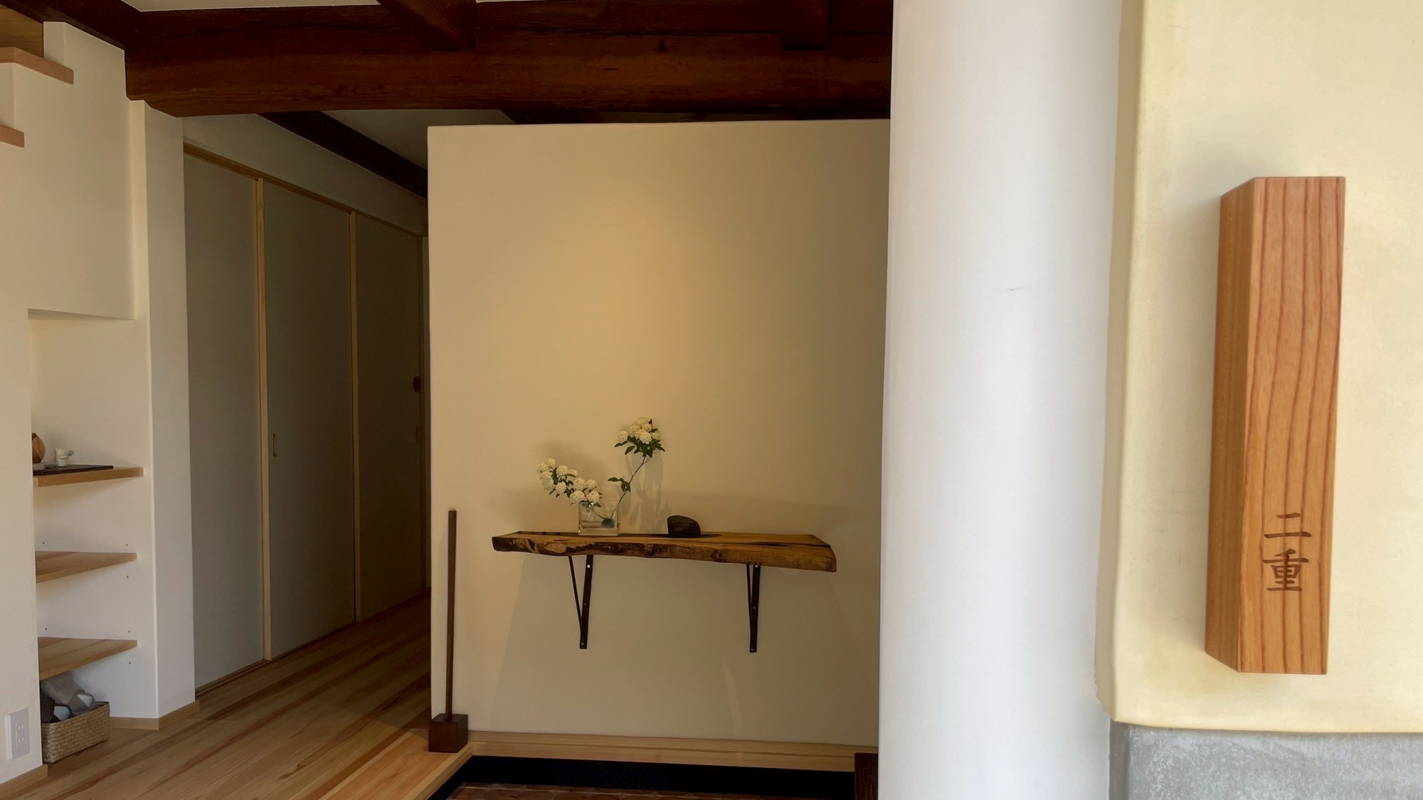 *【玄関】花が彩る玄関で、旅の始まりを優雅に演出。