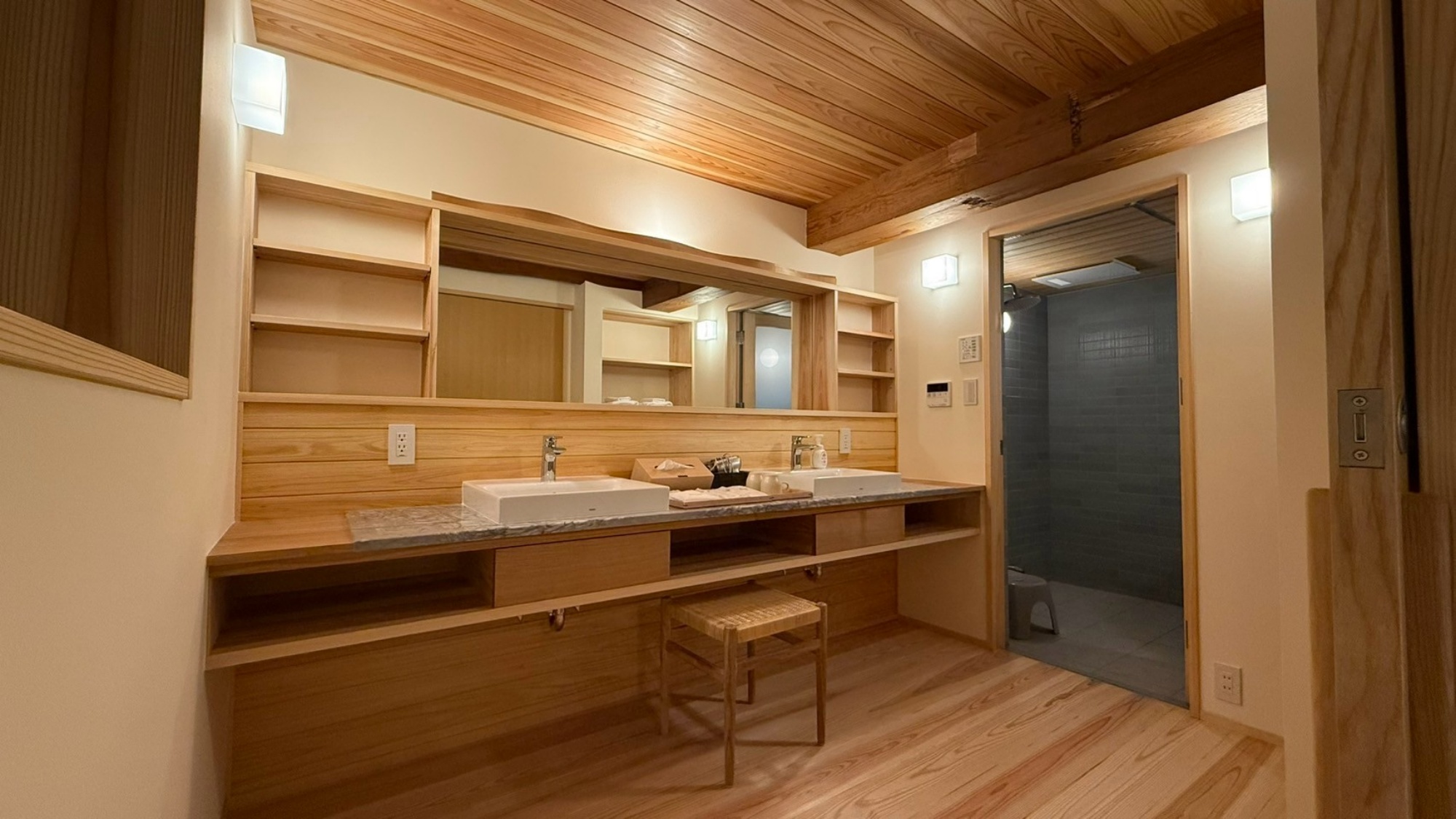 *【洗面所】広々とした洗面台で、ゆったりとした身支度の時間を。