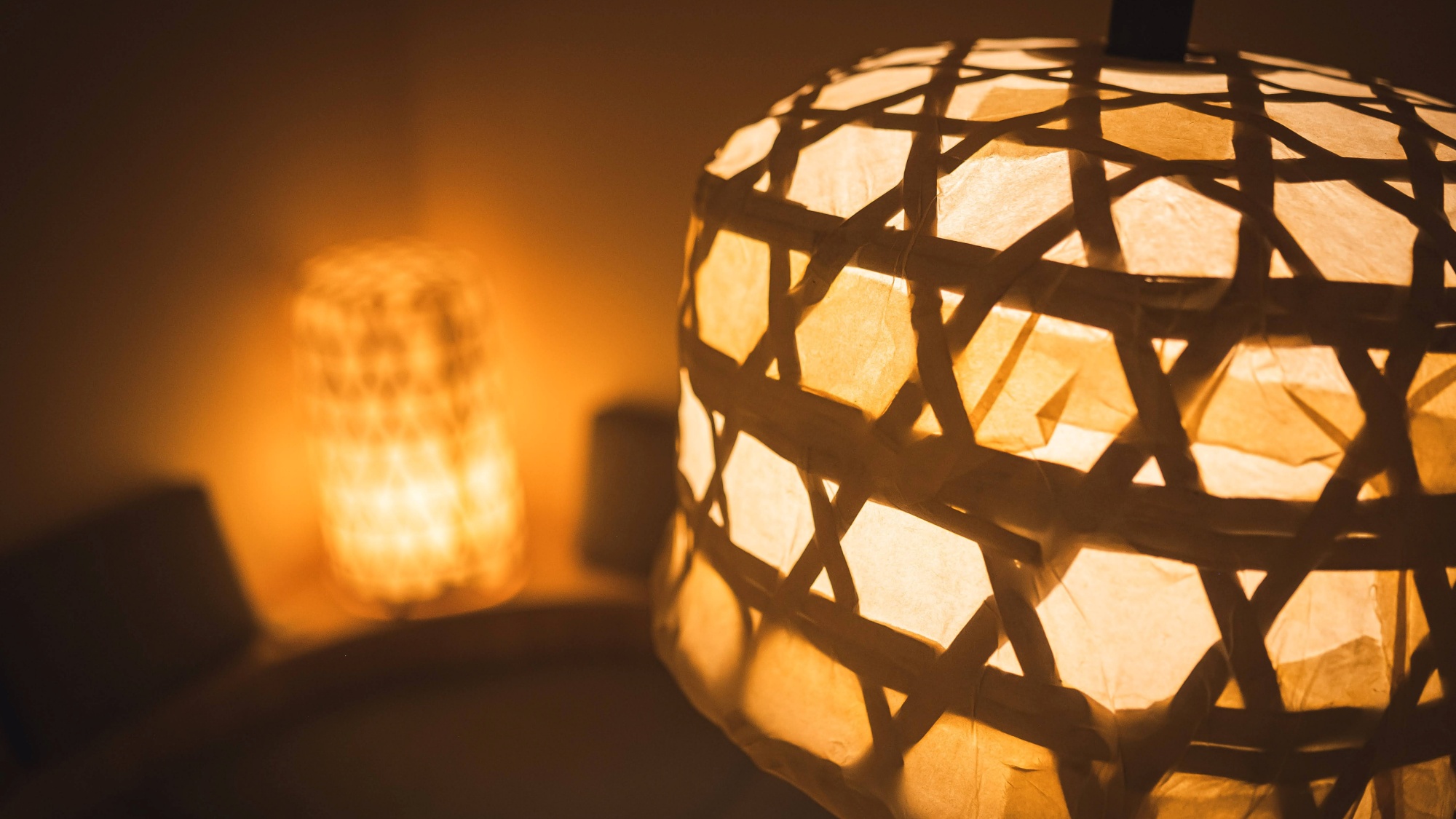 *【インテリア】温もりを感じる照明が、心地よい夜を彩ります。