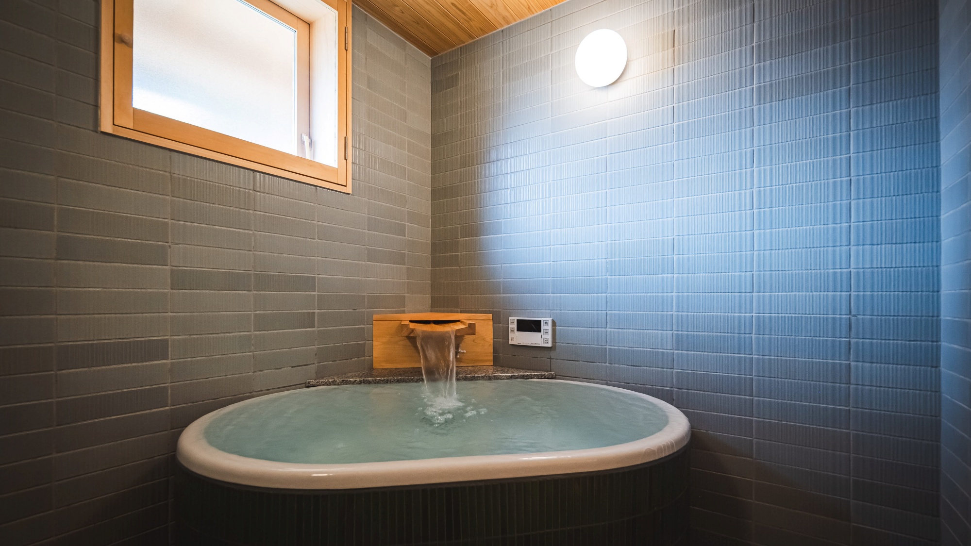 *【風呂】贅沢な陶器風呂で堪能。