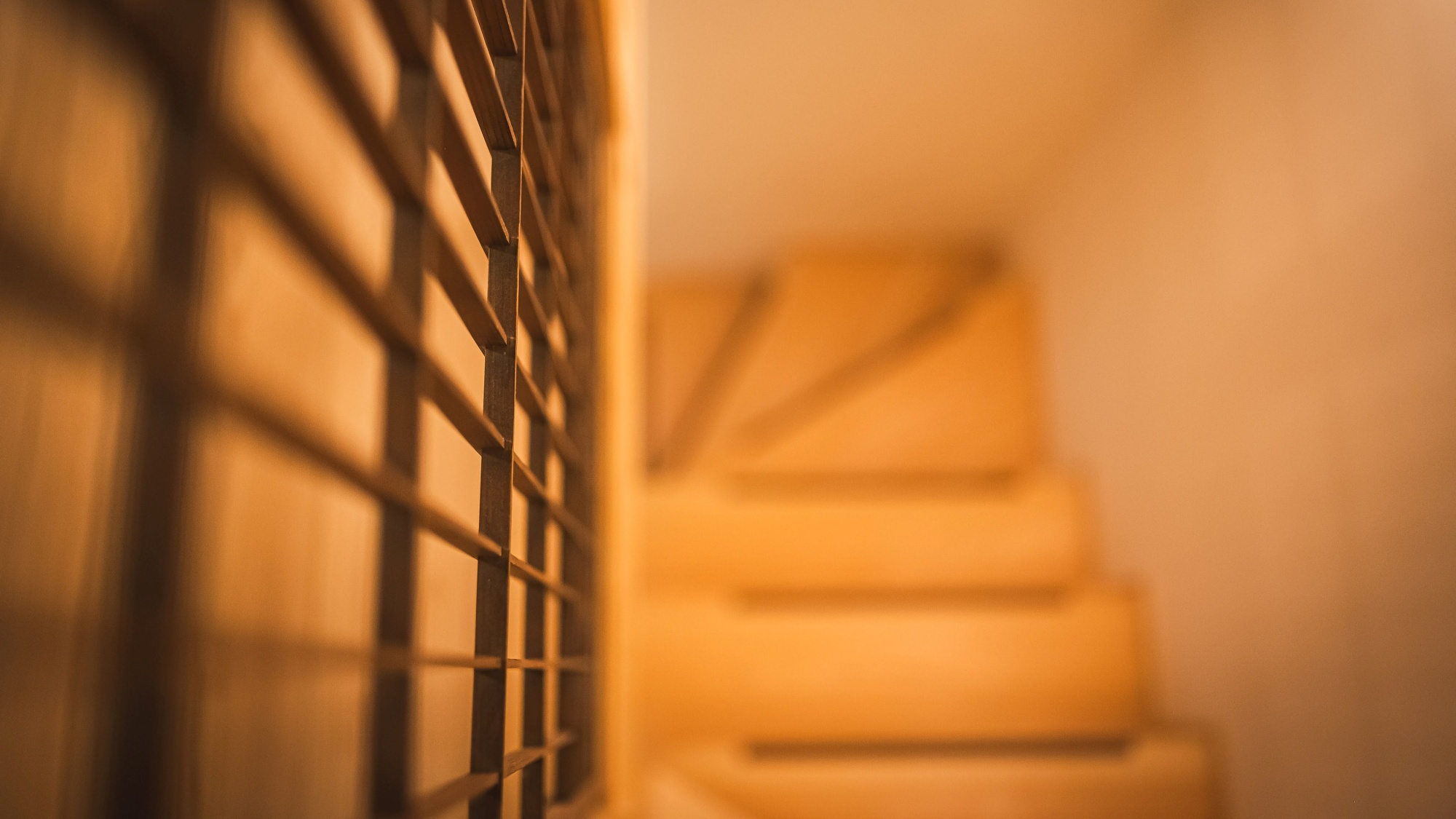 *【館内】格子と木の階段が織りなす美しい動線。