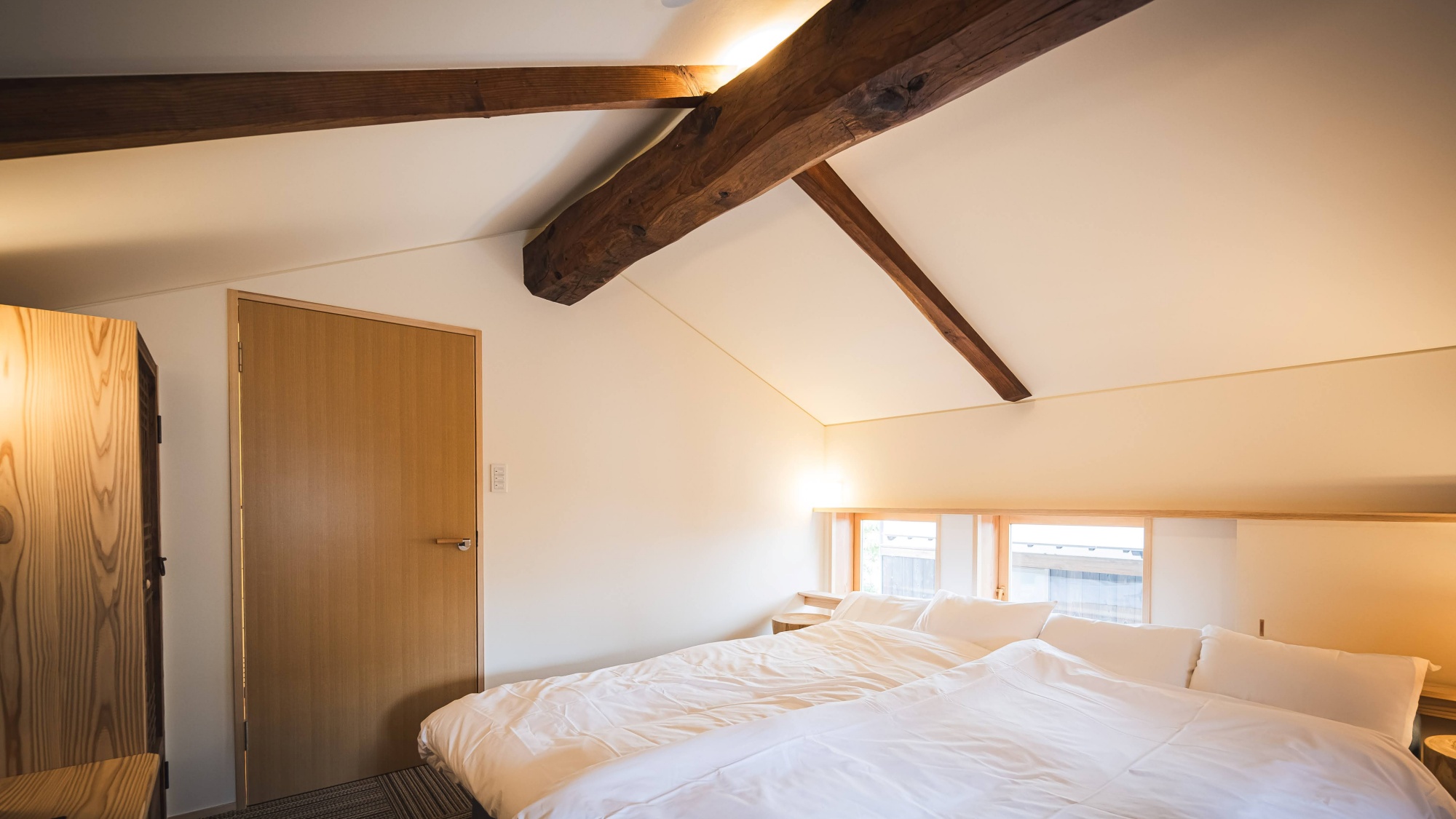 *【寝室】落ち着いた照明が、心地よい夜の時間を演出します。