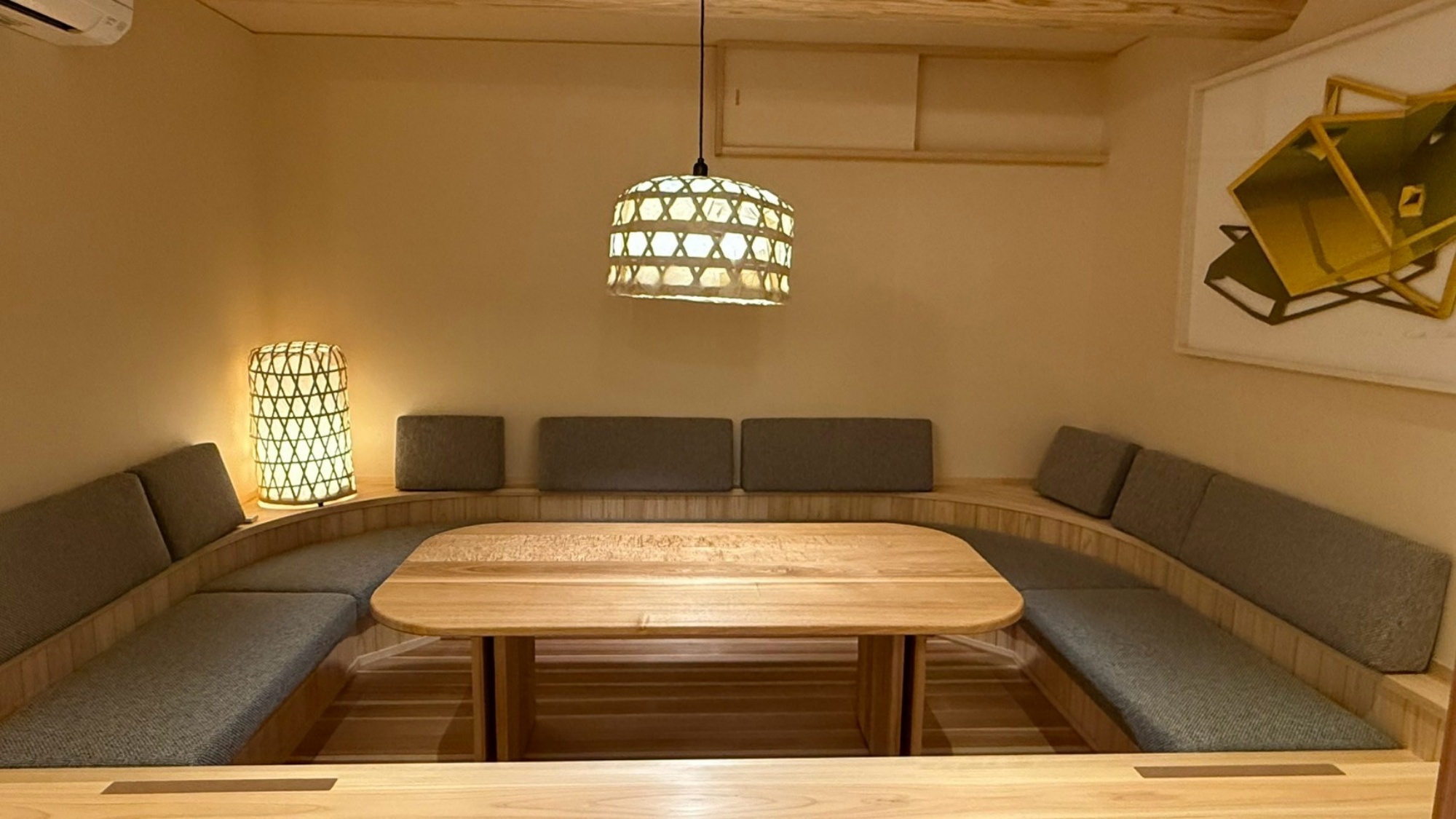 *【ソファスペース】温かみのある照明がくつろぎの空間を演出。