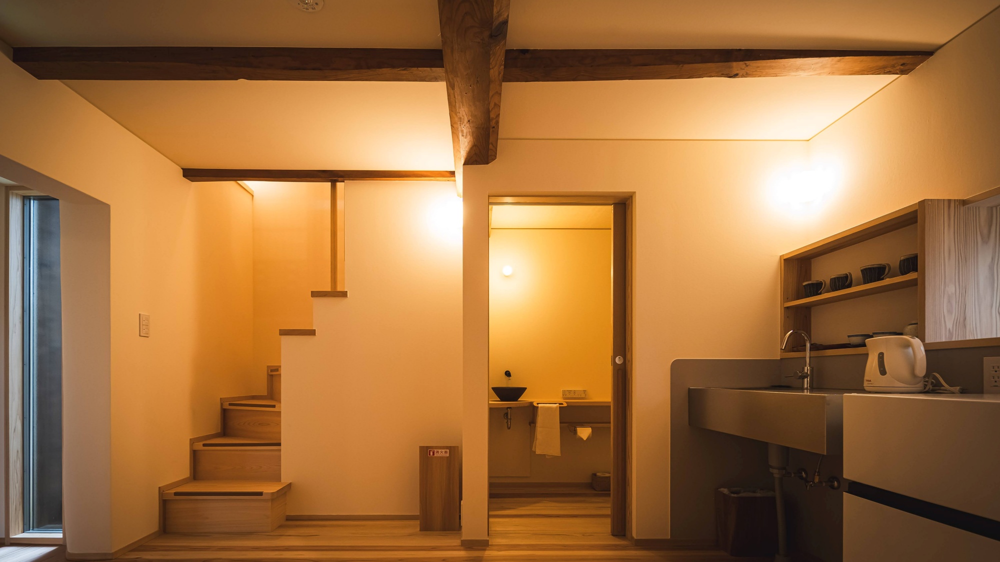 *【館内】柔らかな灯りに包まれ、思い思いに寛げる居心地の良い空間。