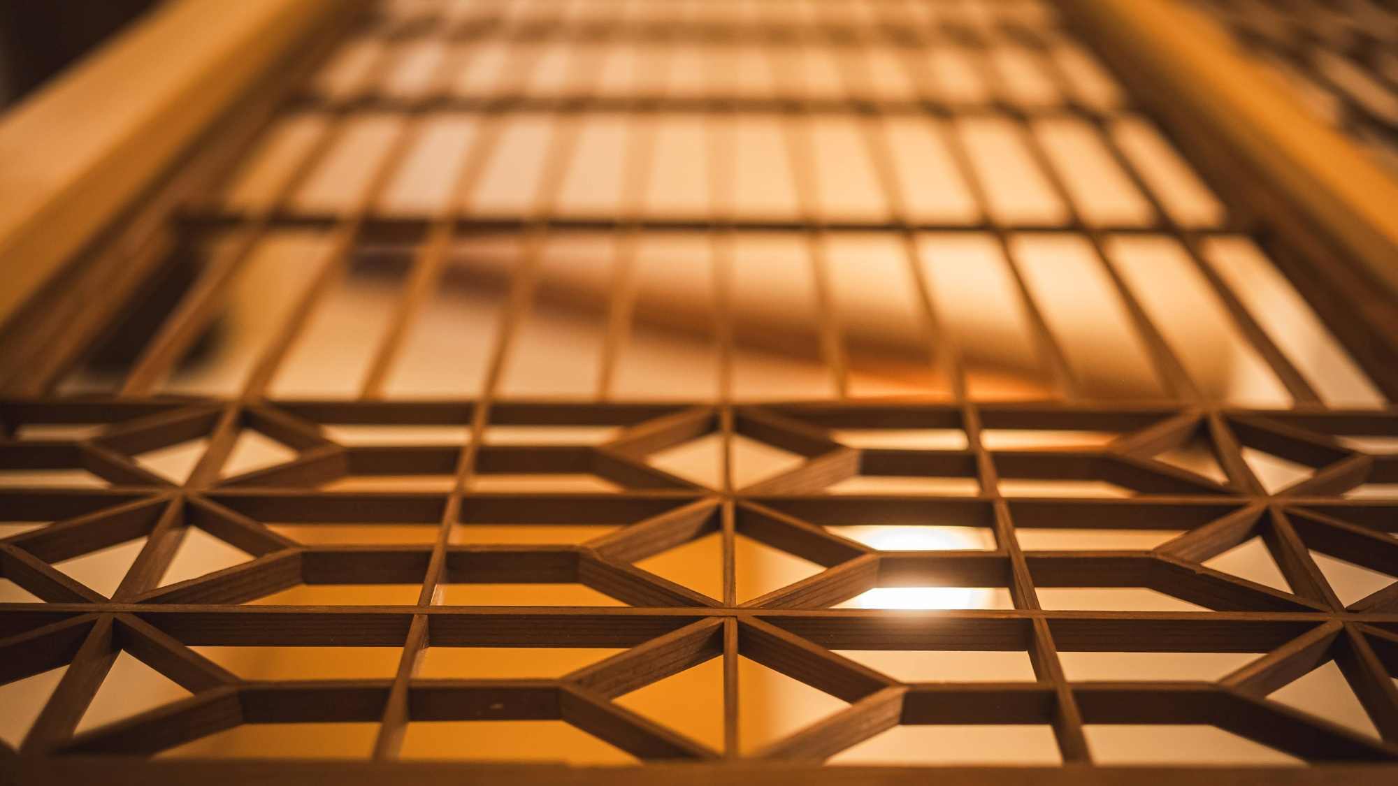 *【館内】繊細な木の模様が空間に品格を添えます。