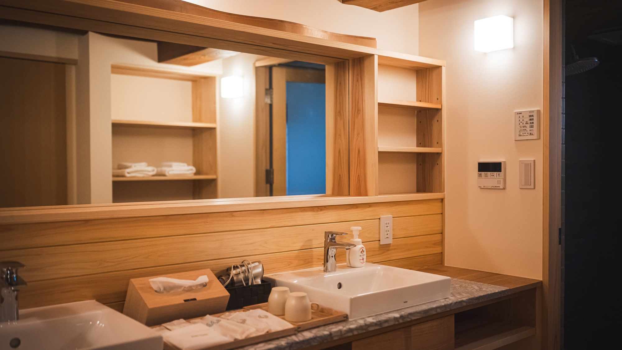 *【洗面台】木の質感を活かした清潔感あふれる洗面スペース。
