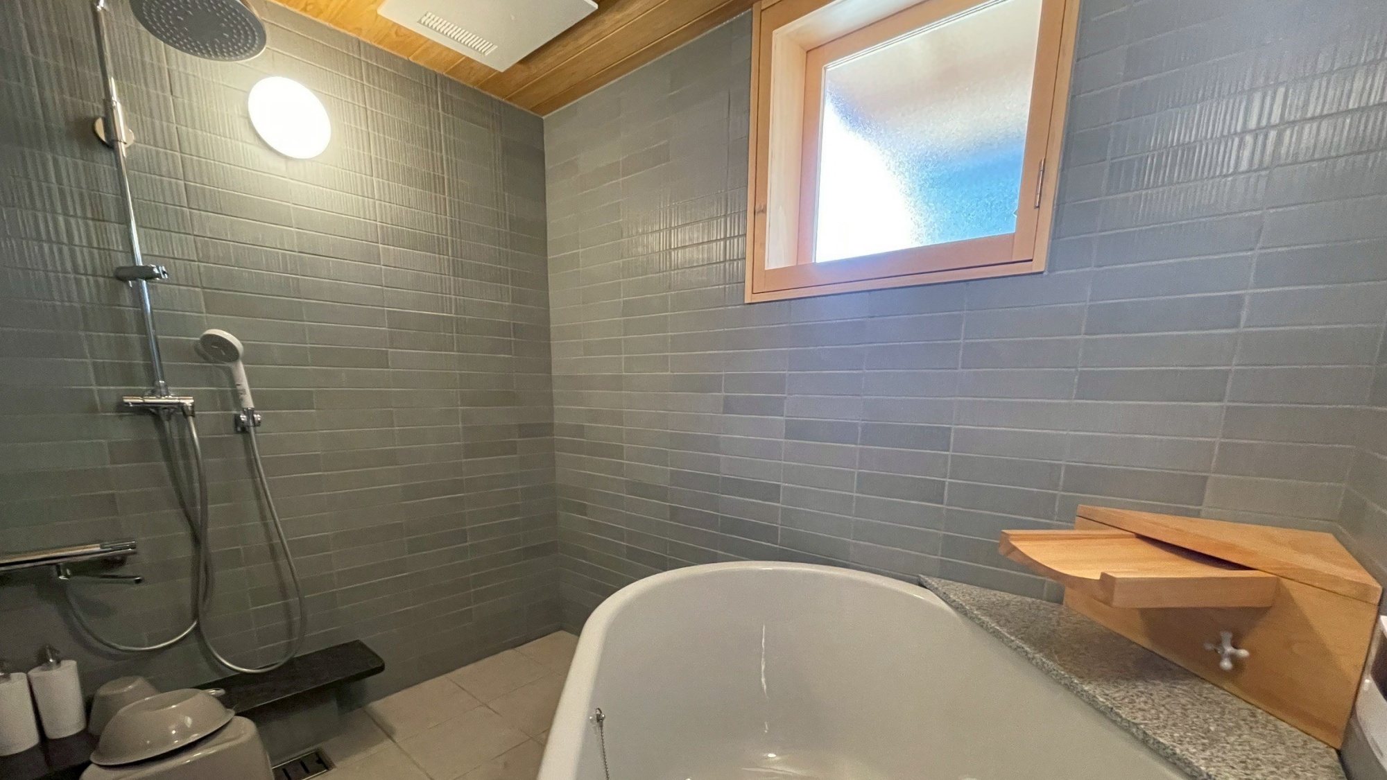 *【浴室】モダンな浴室で、旅の疲れをゆったりと癒す。