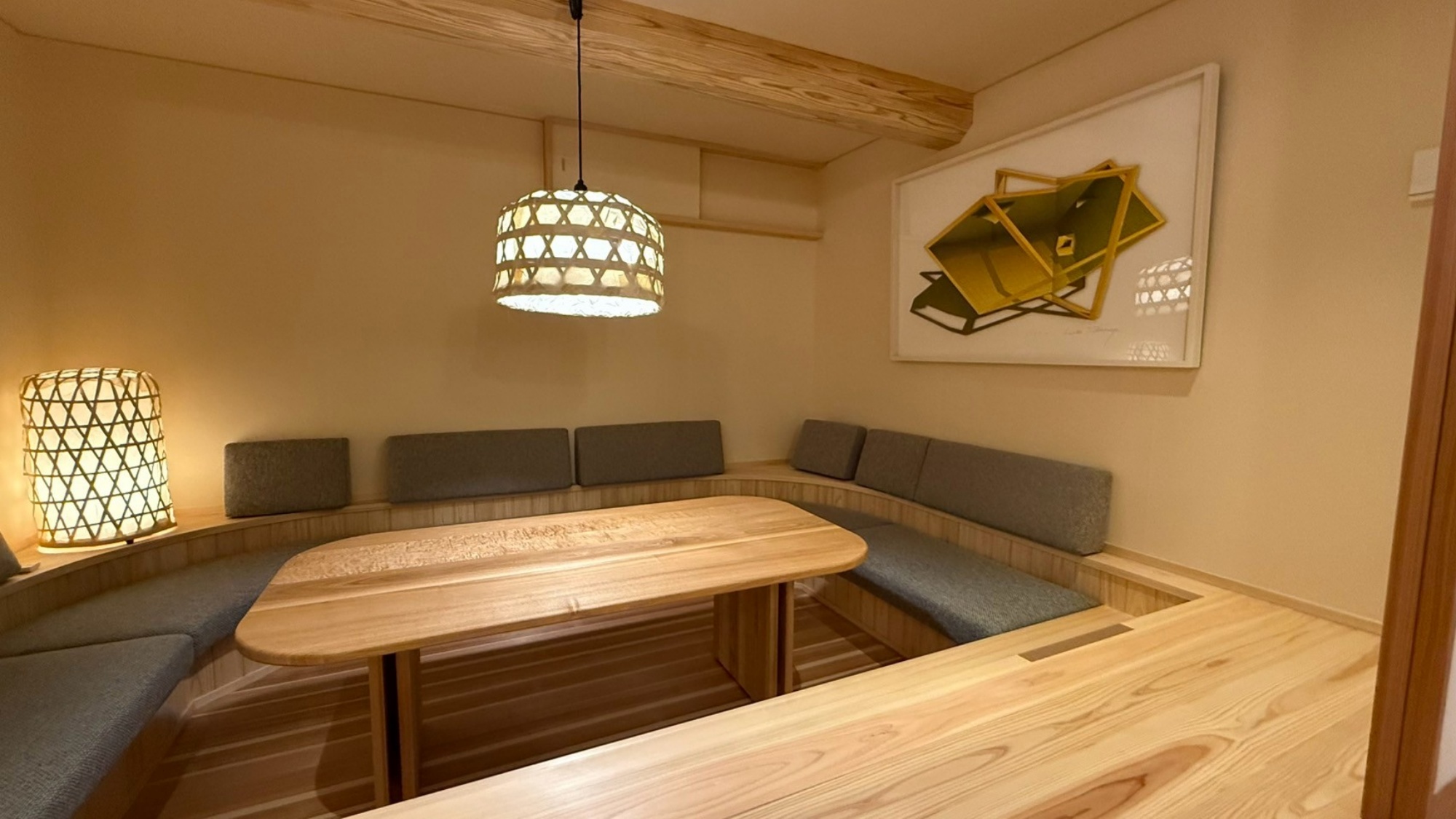 *【ソファスペース】木の温もりと灯りに癒される、心安らぐ空間です。