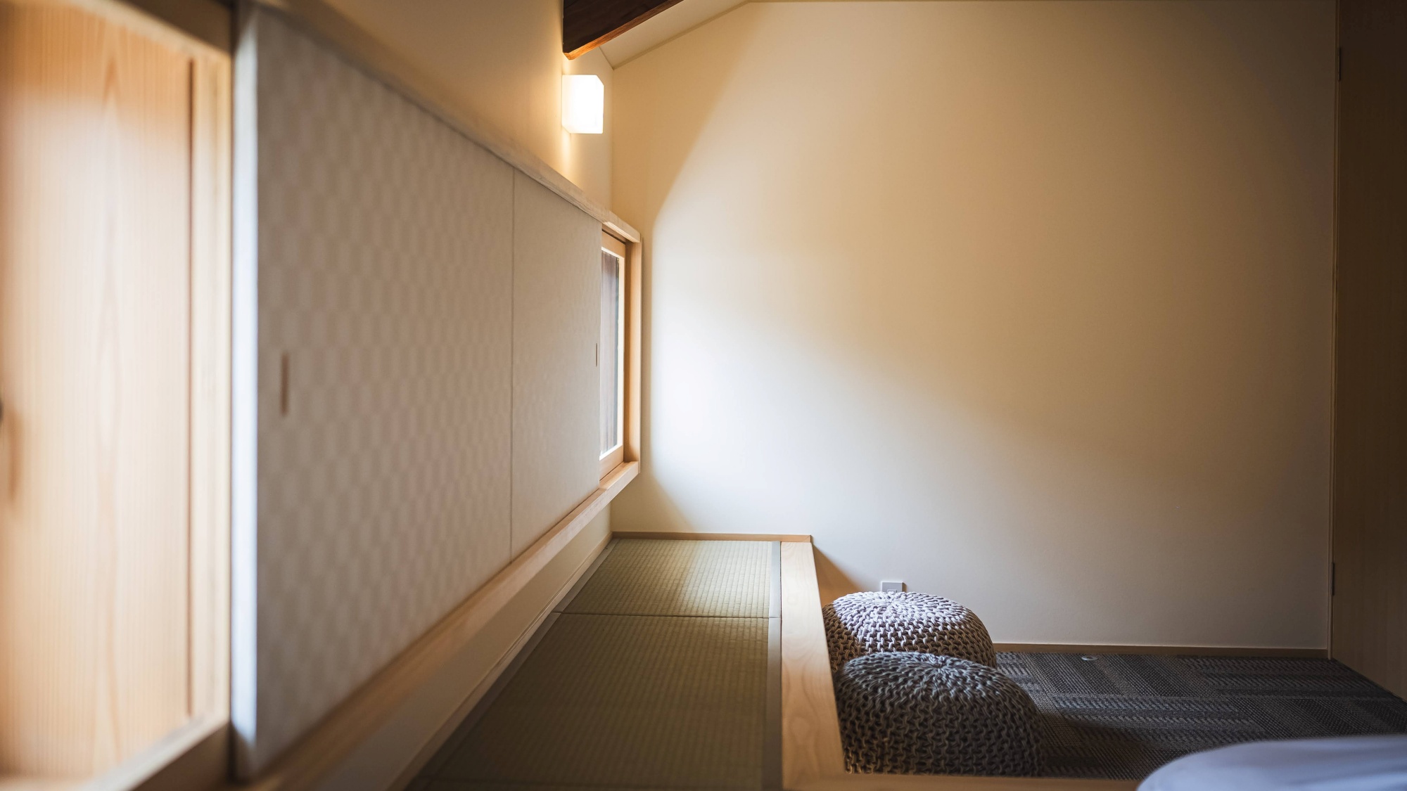 *【館内】窓から差し込む光が心地よい