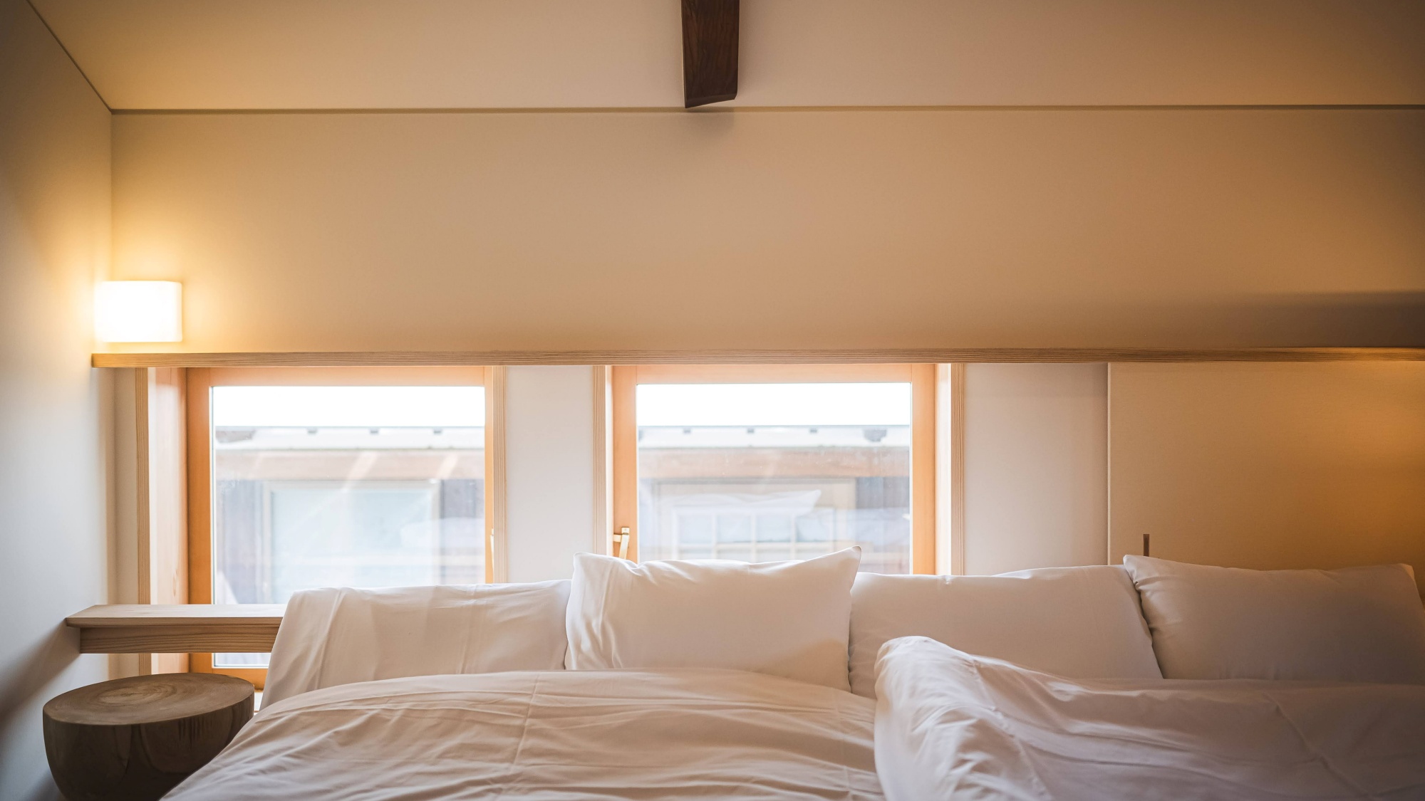 *【寝室】旅の疲れを癒す、くつろぎの眠り空間。