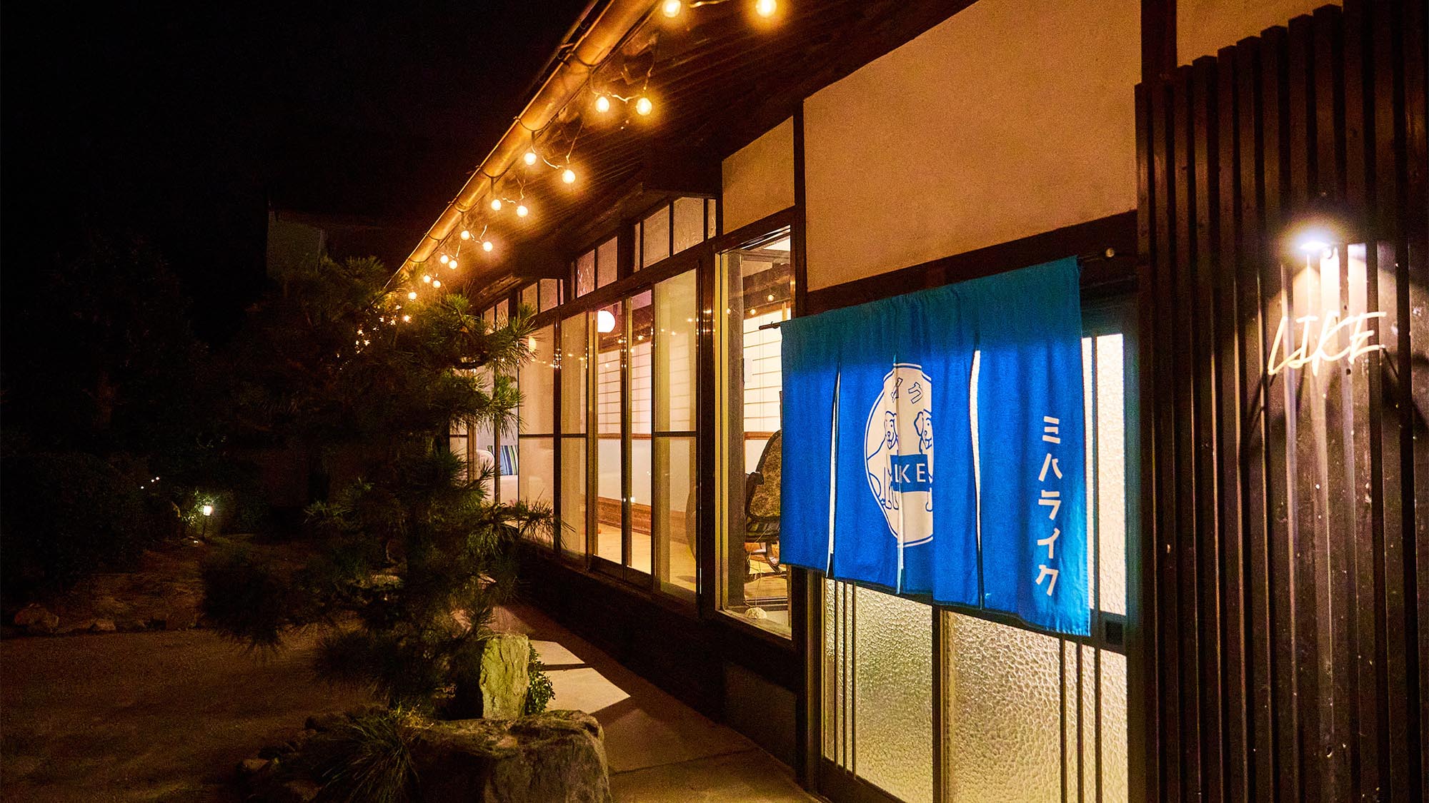 ・【エントランス】夜はライトアップ。日中とは一味違う魅力を感じられます