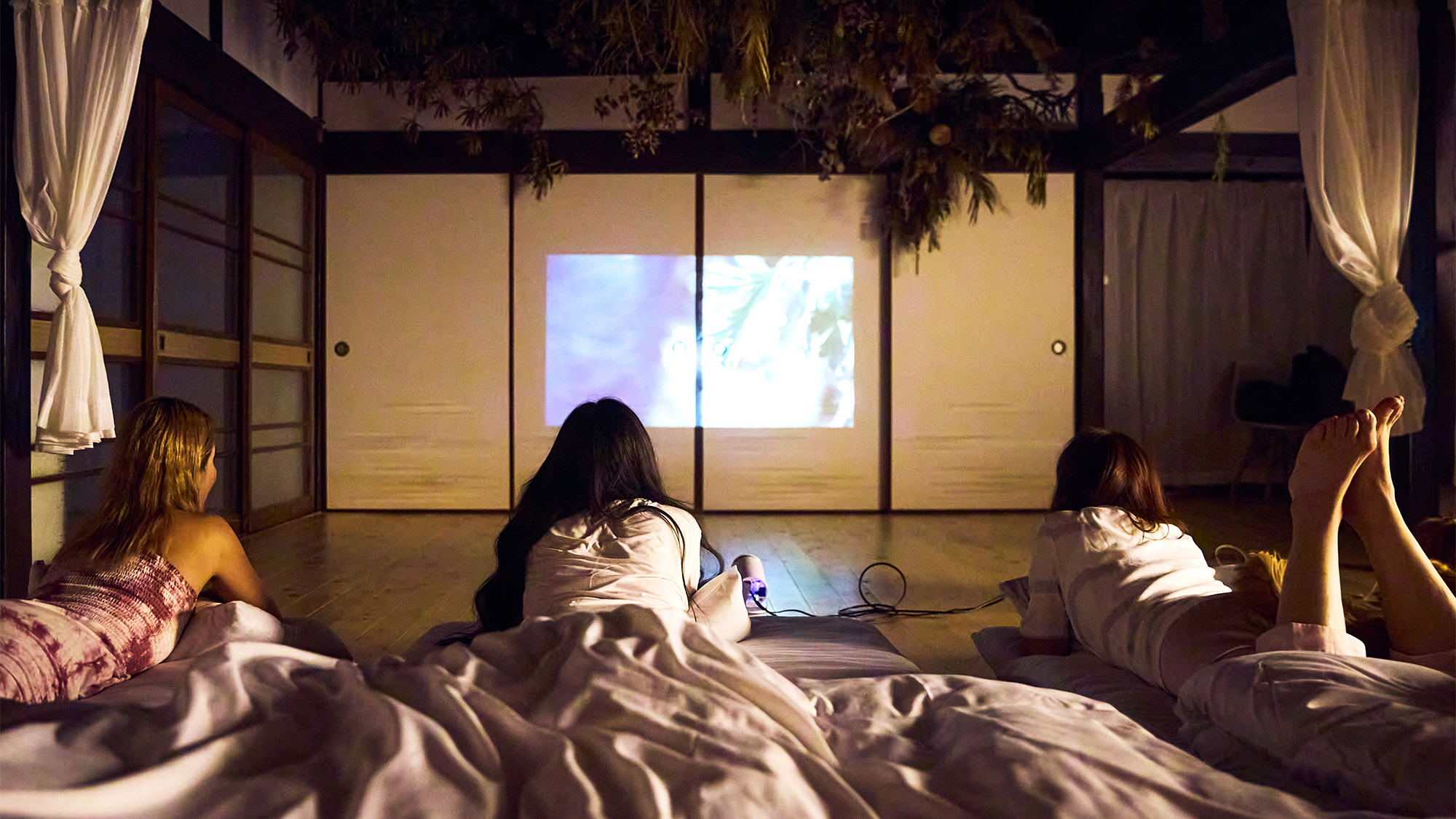 ・【プロジェクター】お気に入りの映画や動画を鑑賞。素敵な思い出作りをサポートします