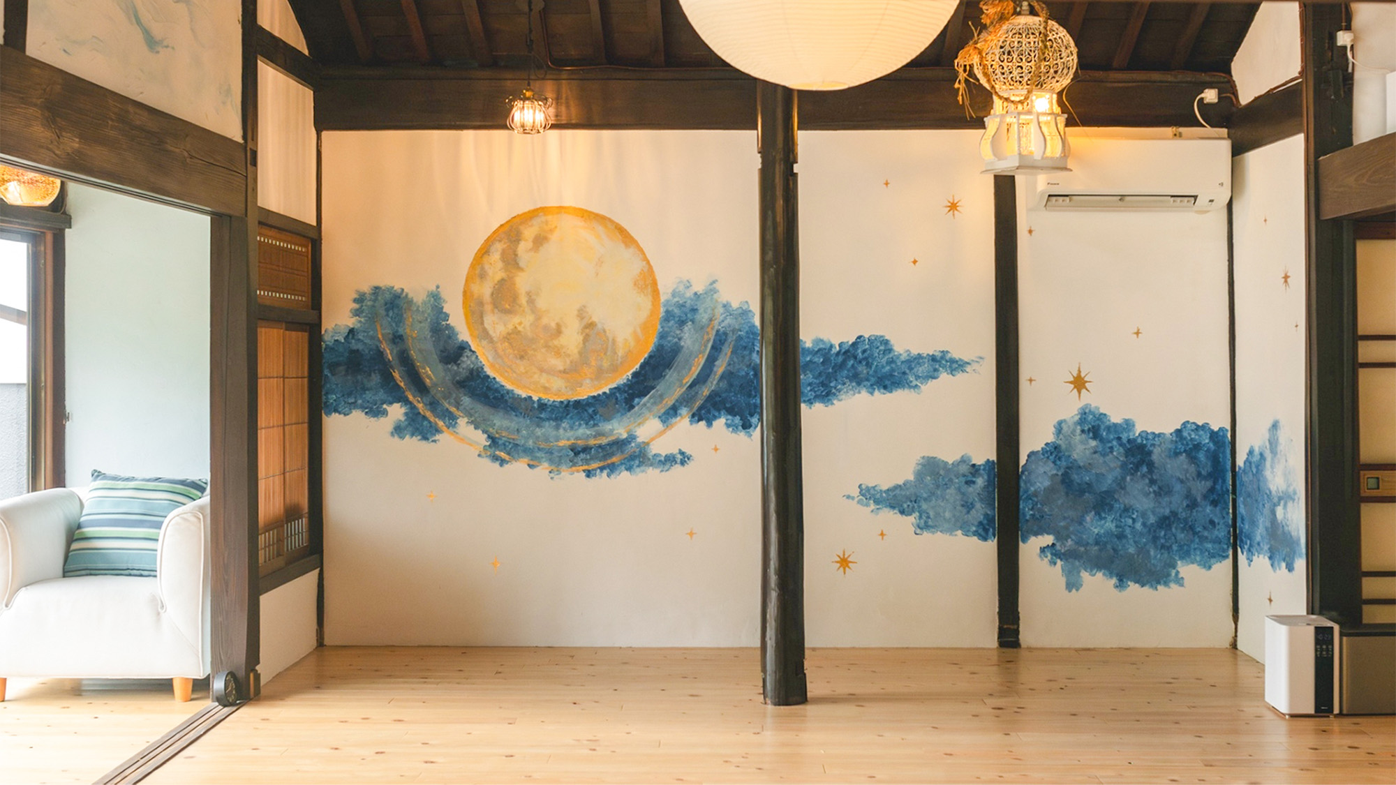 ・【メインフロア】金色の満月が輝く幻想的な夜空の壁。深みと安らぎをもたらします