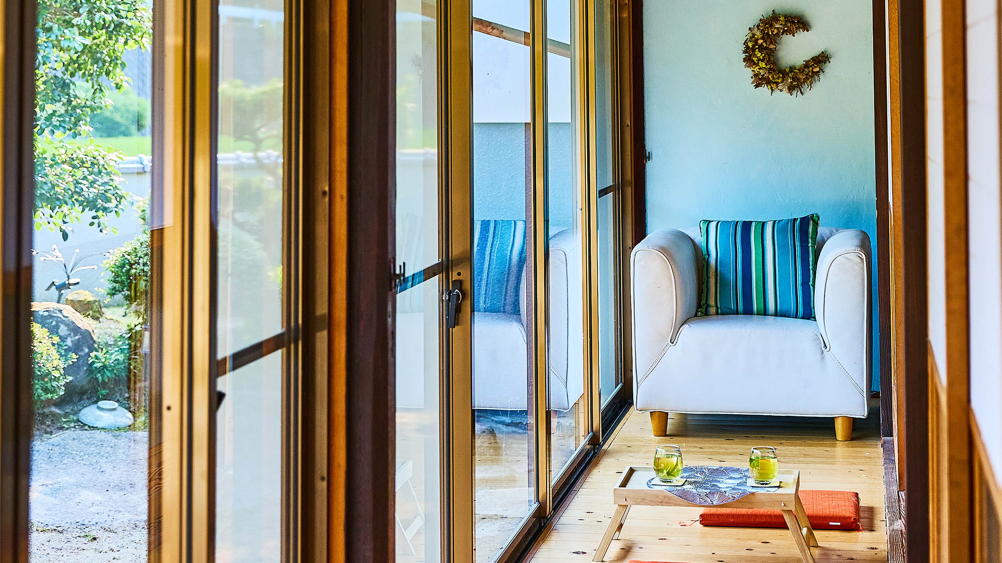 ・【縁側】ソファーに座ってのんびり日向ぼっこ。至福の時間です