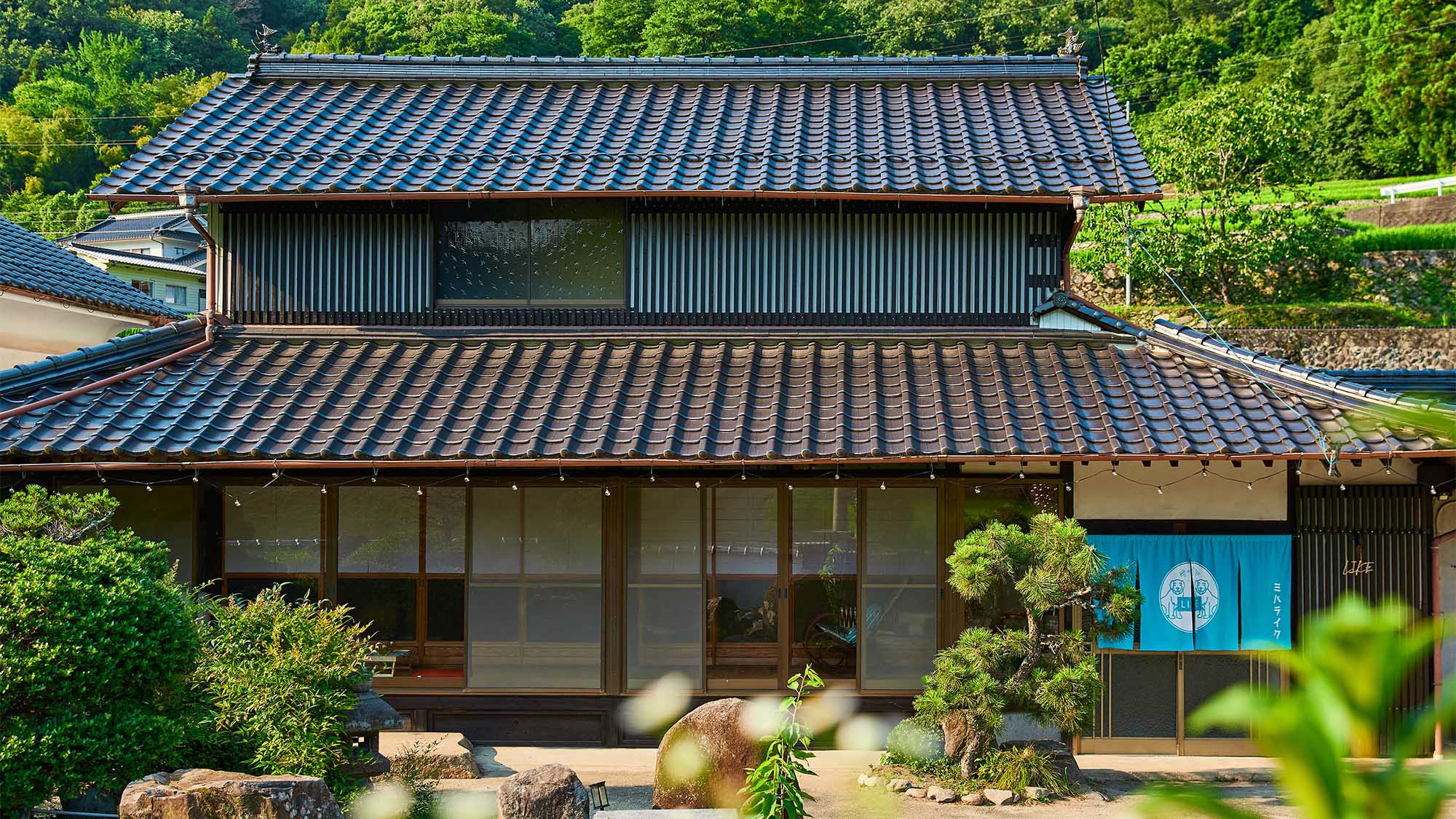 ・【外観】歴史と風格を感じさせる瓦屋根。どこか懐かしさを感じる佇まいです