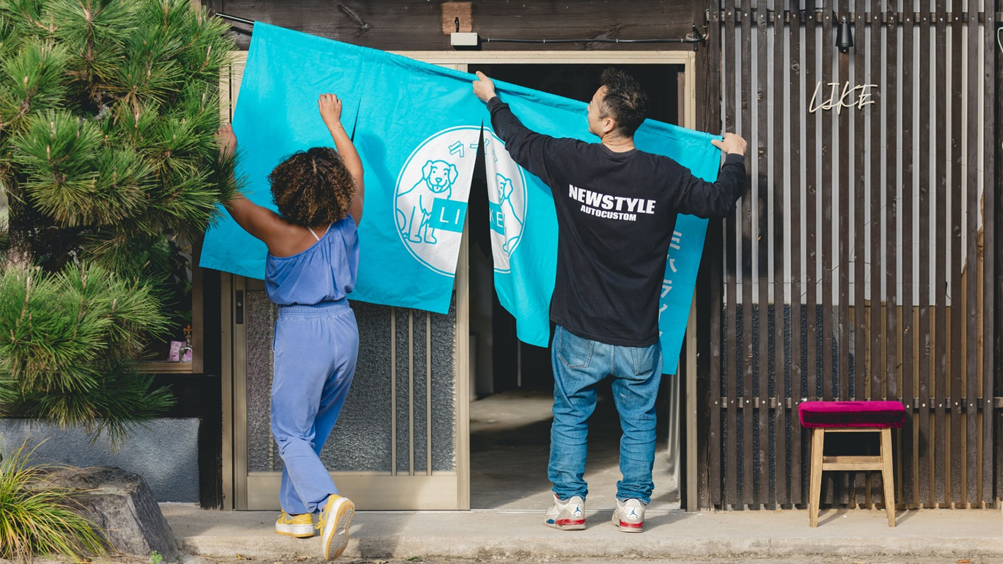 ・【エントランス】水色の暖簾が目印です♪こちらからお入りください
