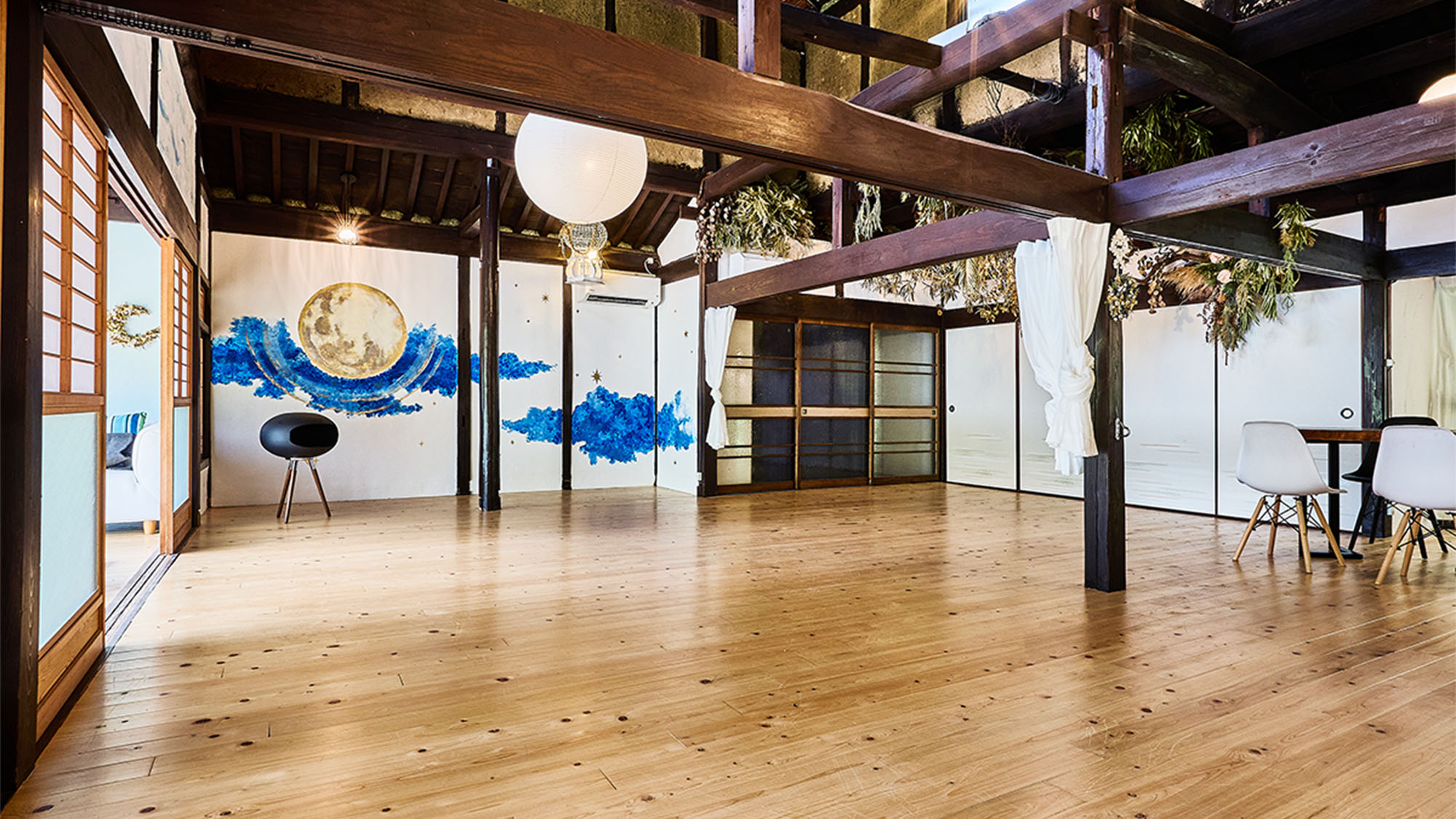 ・【メインフロア】ファミリーやグループでの滞在におすすめ。広々としたお部屋です