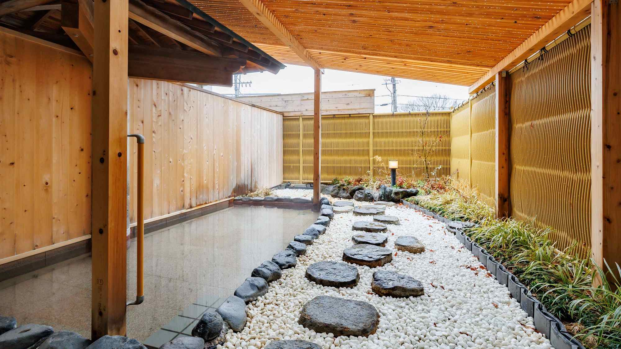 旅の疲れを癒す、やすらぎの温泉
