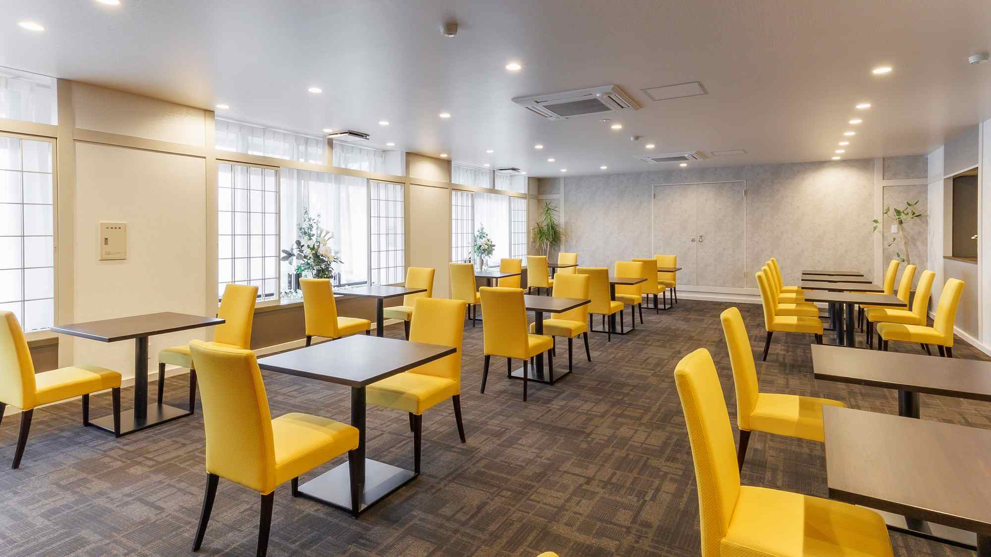 お食事会場はロビー奥にございます。