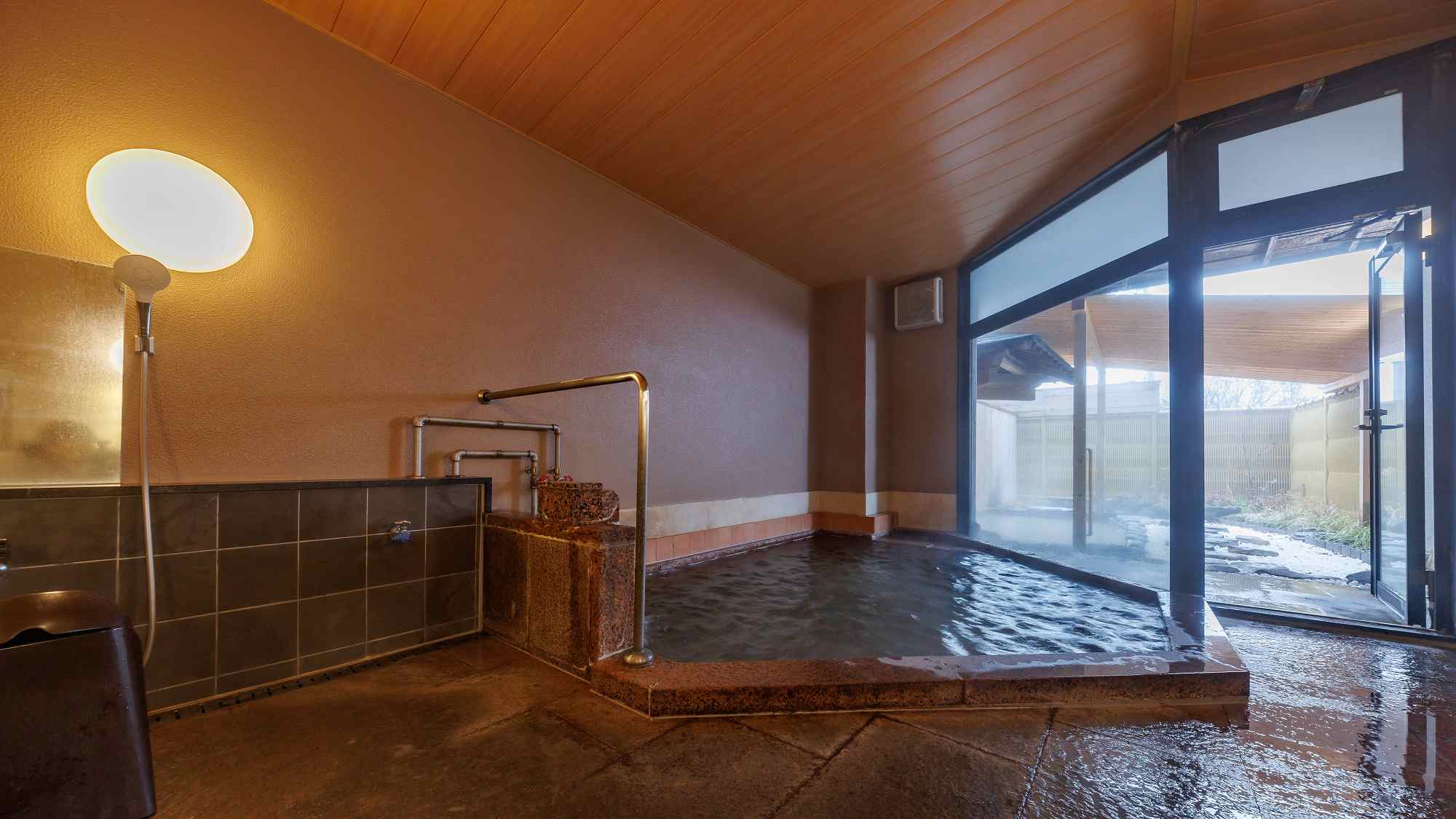 滝の湯源泉と三室源泉を使用した、源泉かけ流し温泉です。