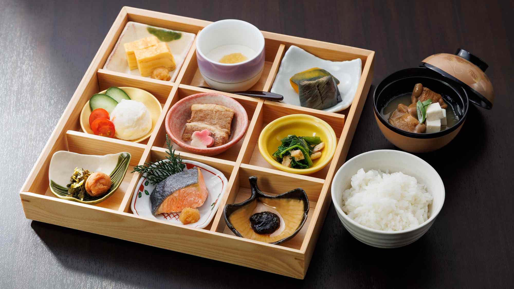 朝食一例　朝からたっぷりお召し上がりください。ごはんはお代わり自由です。