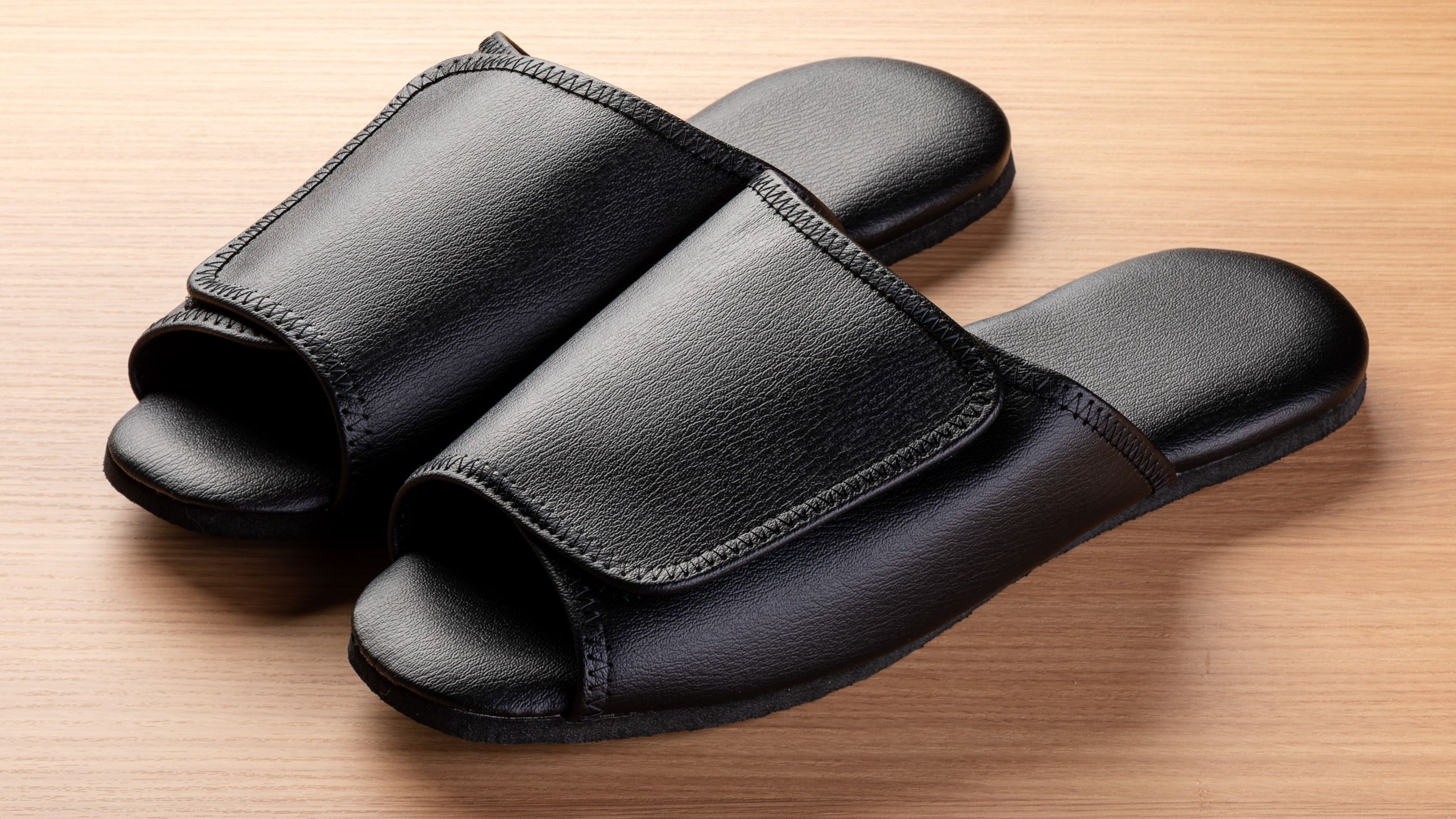 ■アジャスト型の黒スリッパ