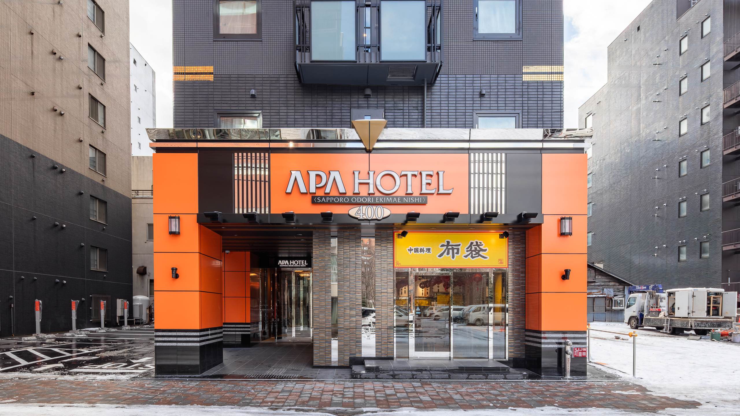 正面エントランス