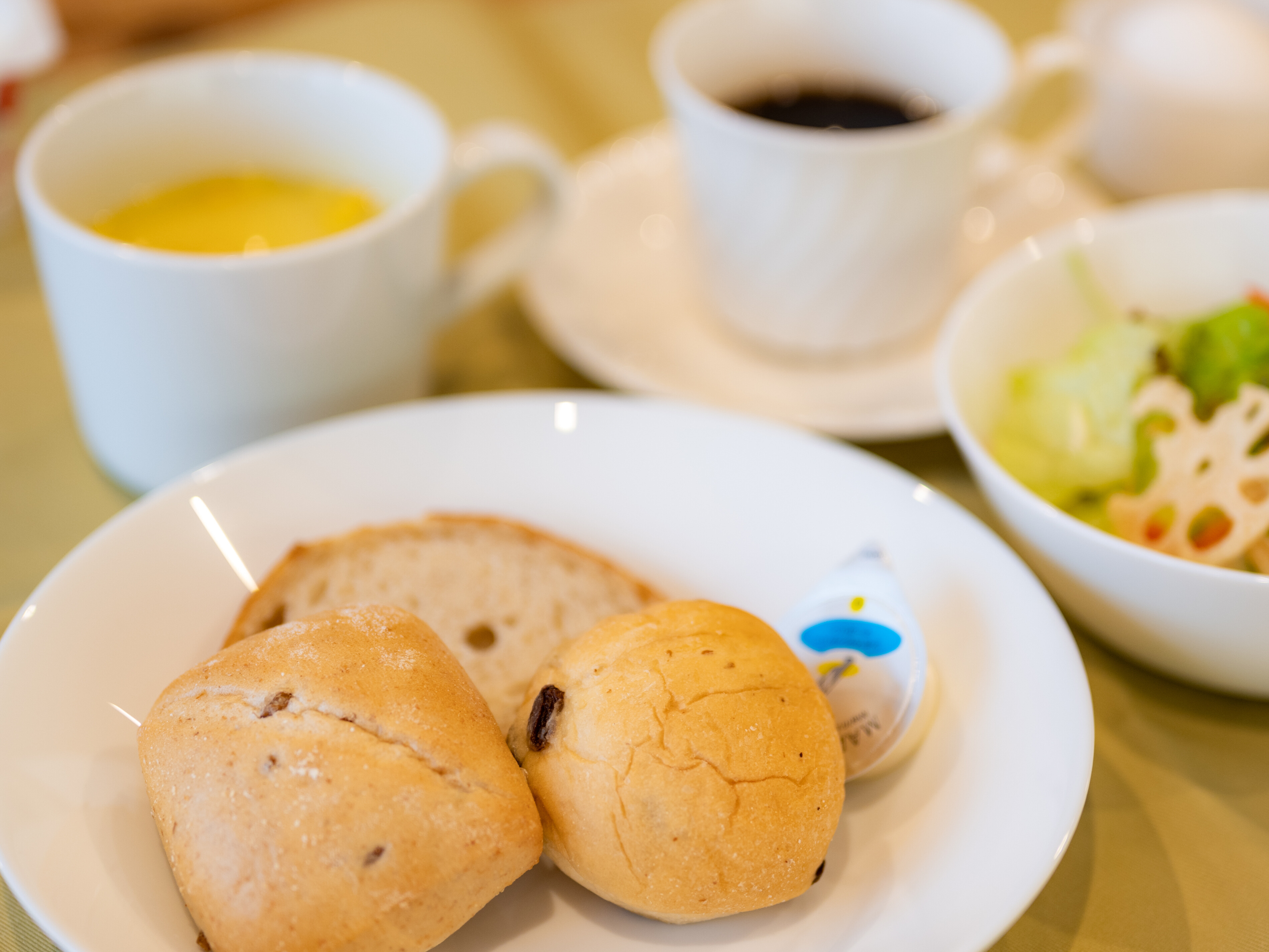 無料の軽朝食。チェックイン時にお申し付けください