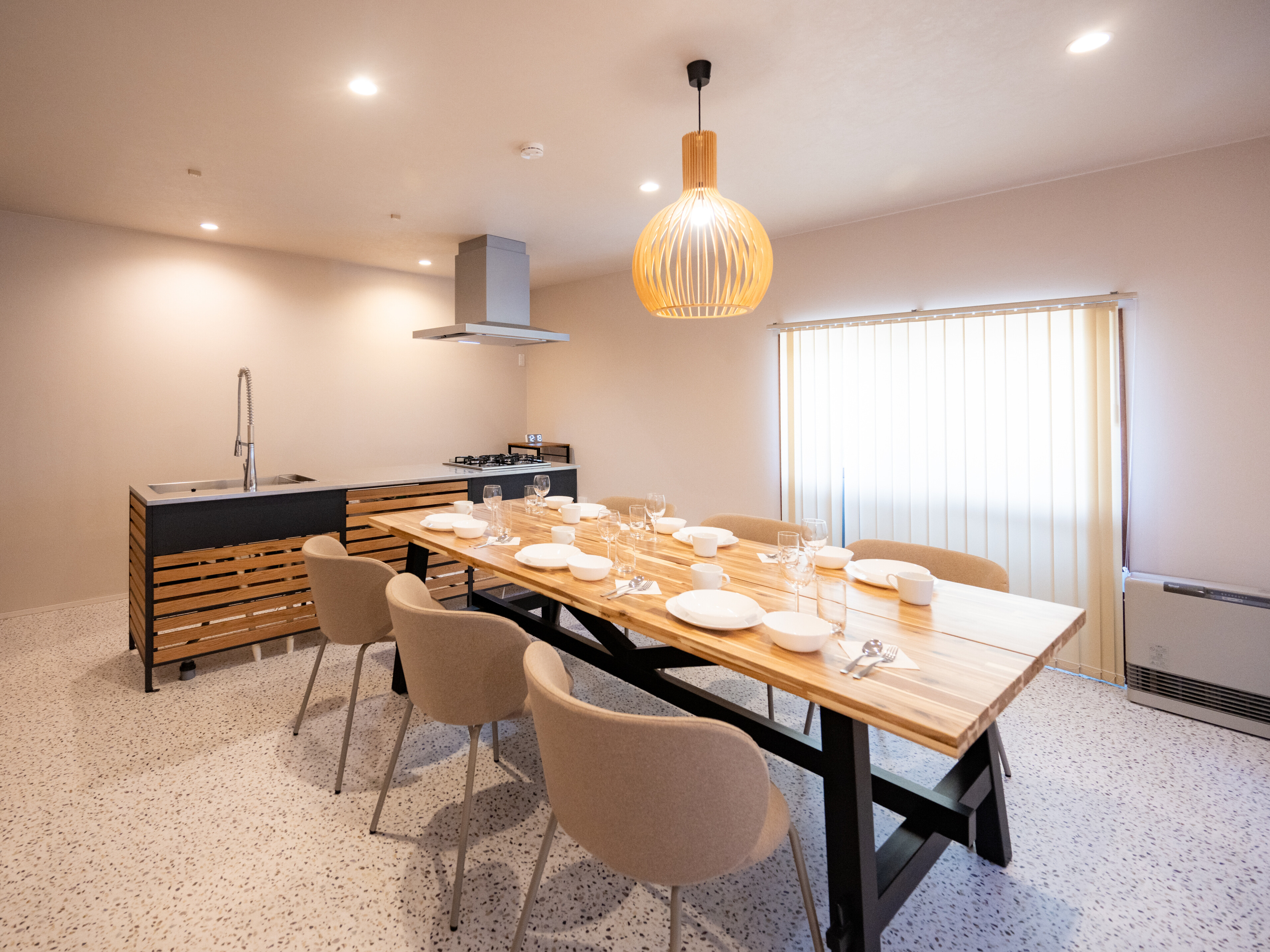 大型テーブルを囲んでみんなでお食事