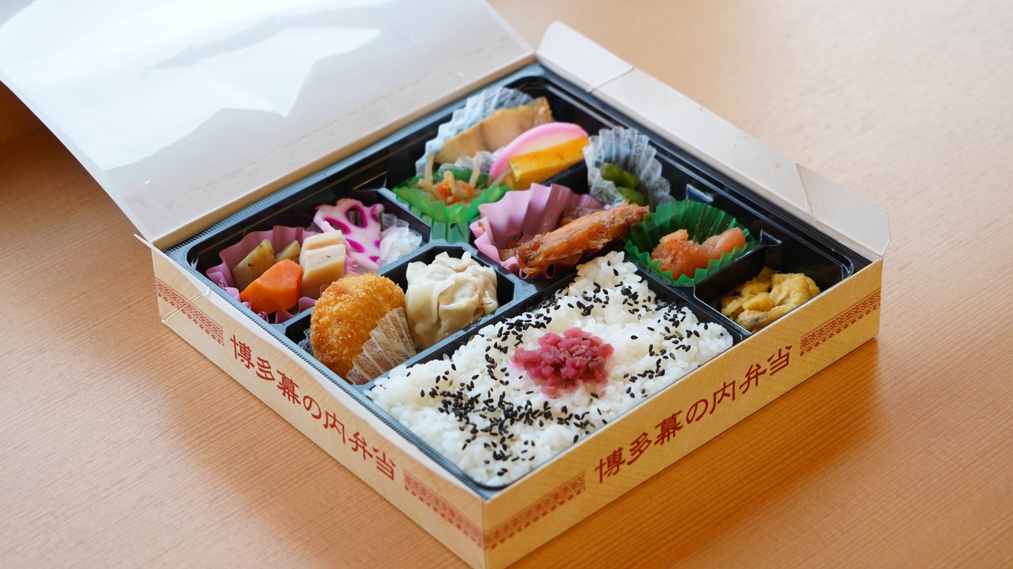 【スタンダード】ご当地料理も楽しめる幕の内をお部屋で＜朝食付・博多幕の内弁当＞