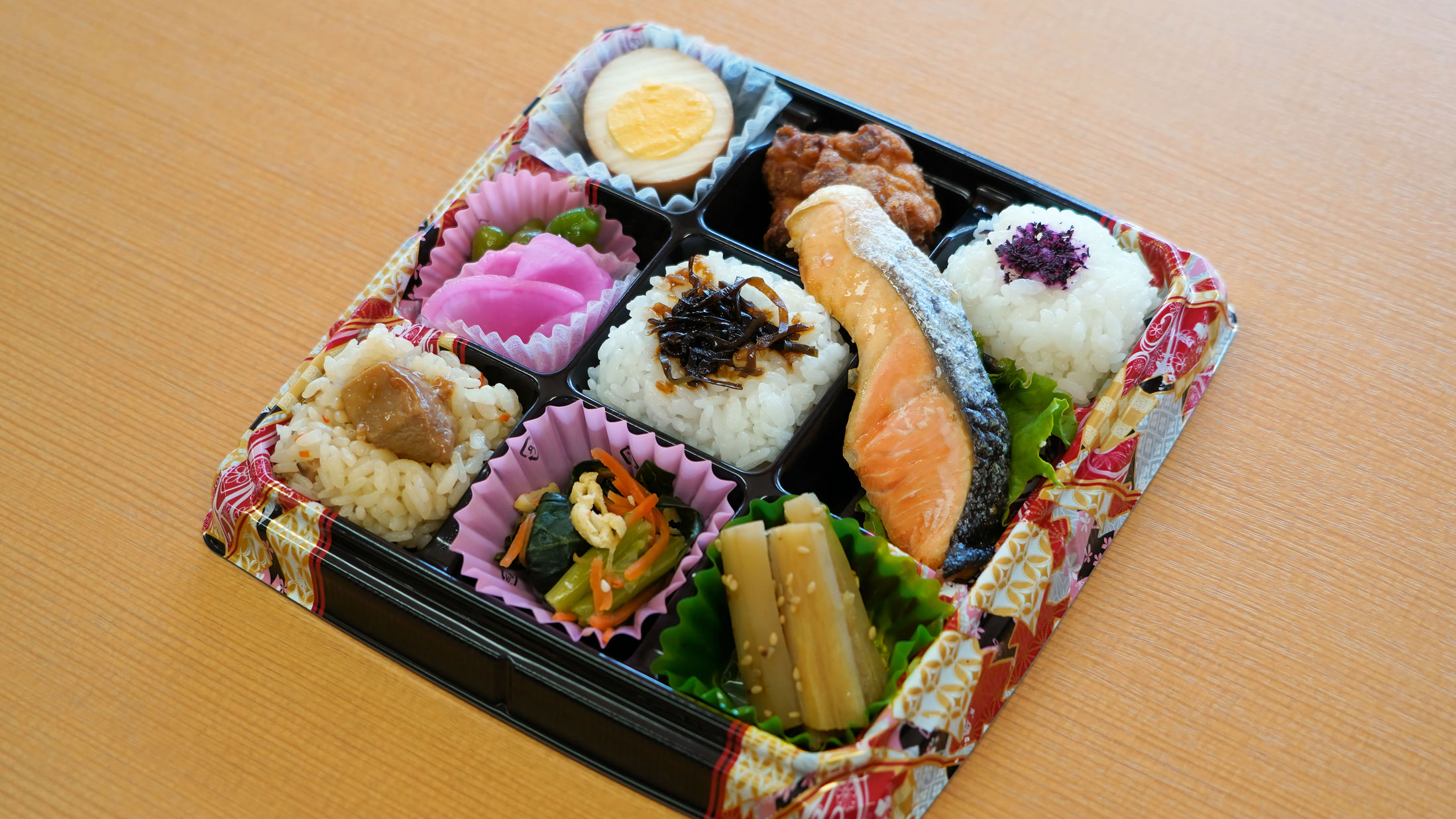 【さき楽28】老舗お弁当屋さんの特製弁当をお部屋で＜朝食付・日替わり弁当＞