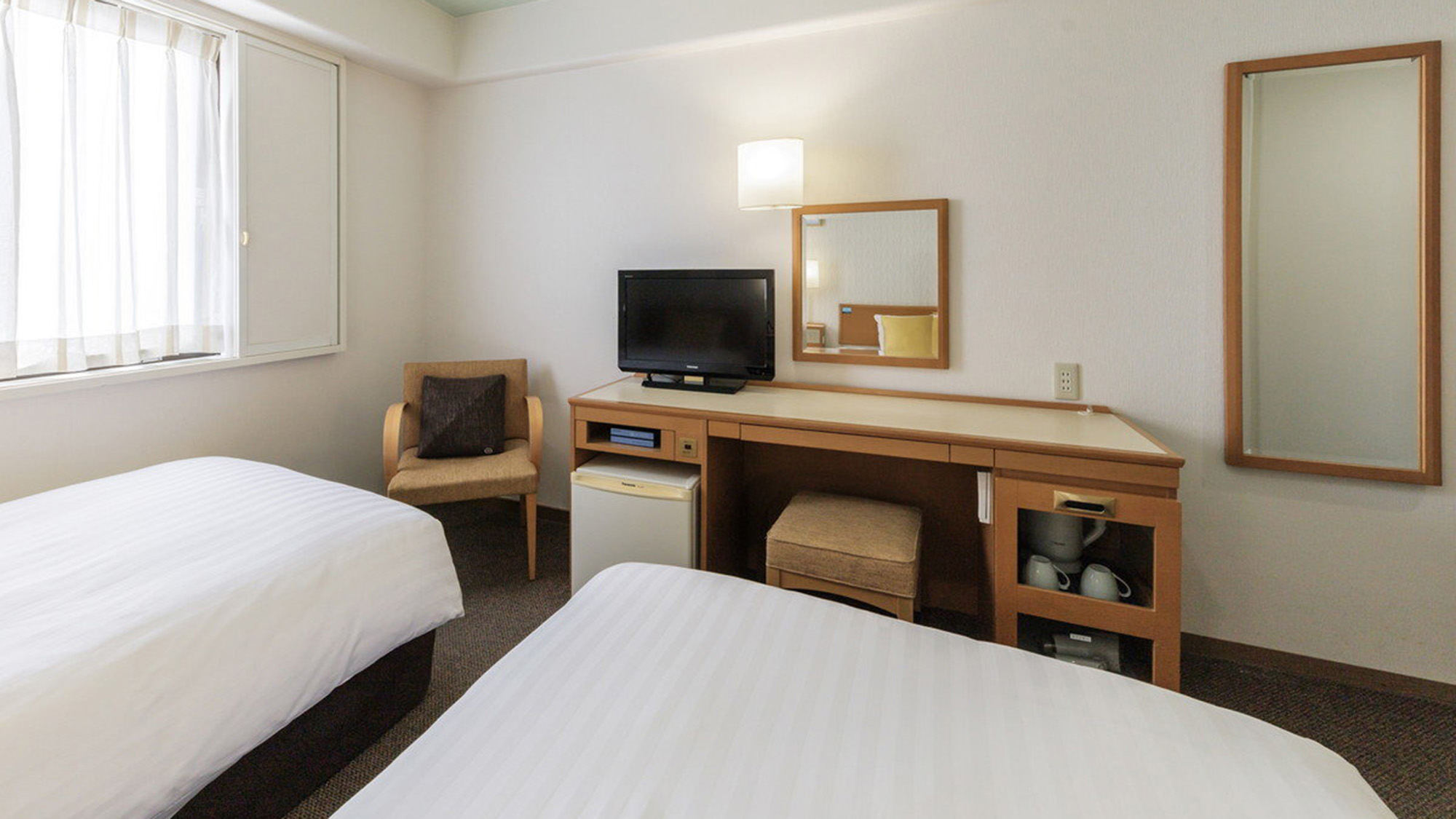 【禁煙】ツインルームA　デスクはPC作業も可能な幅がございます。