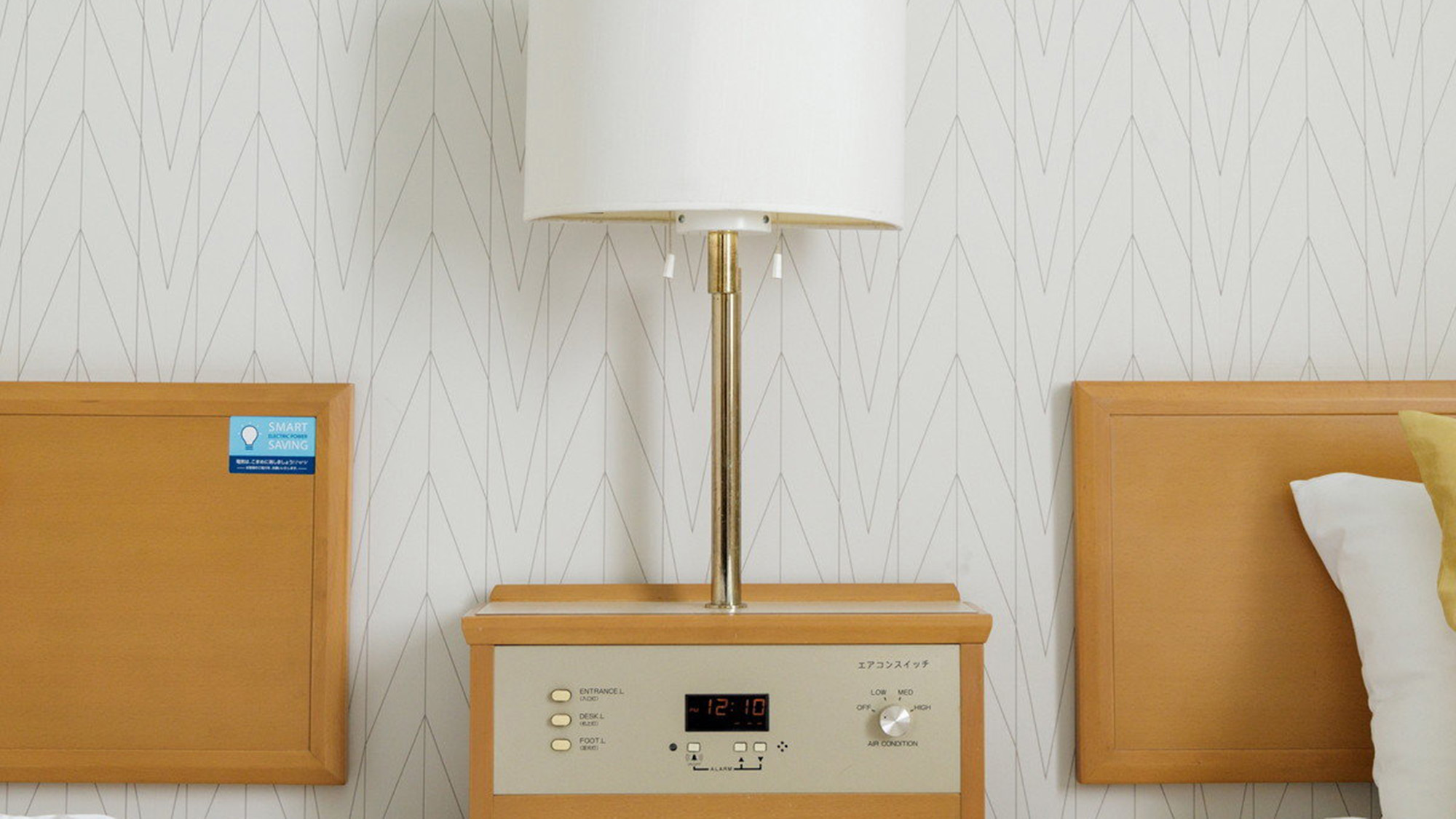 【禁煙】ツインルームA　ベッドとベッドの間に家具がございます。