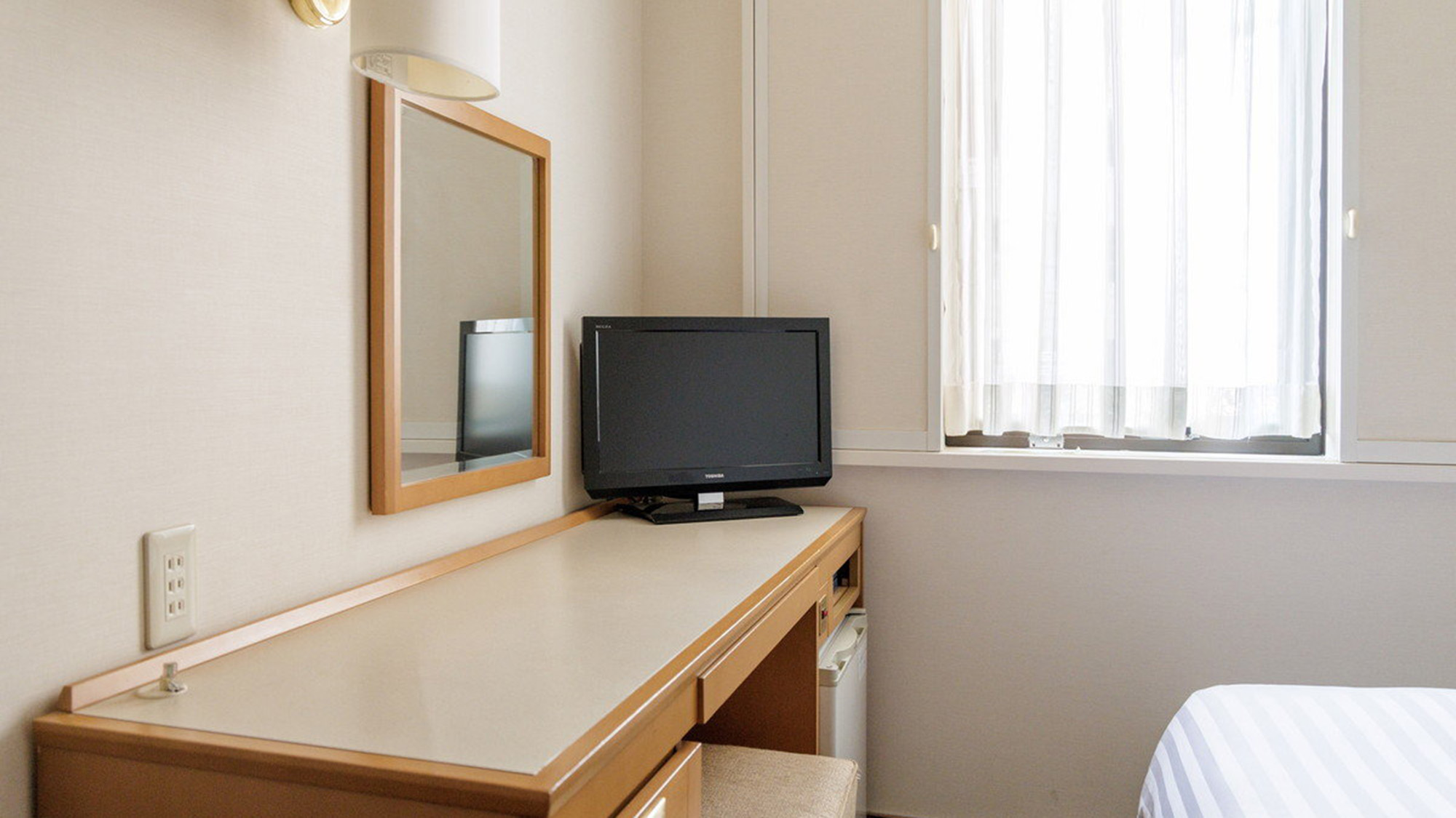 シングルルーム　デスクはPC作業も可能な幅がございます。