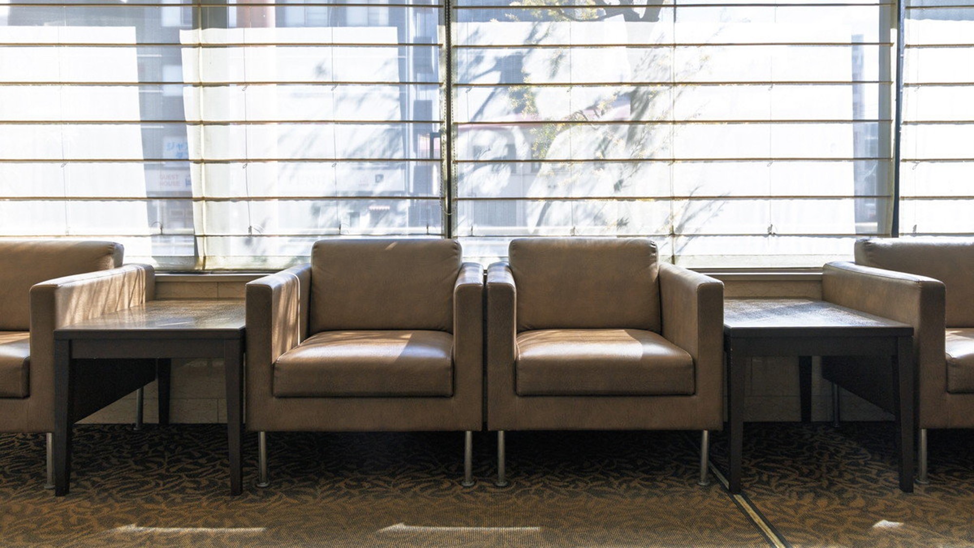 【1階】ロビースペース　チェックインは15時からですのでお掛けになってお待ちください。