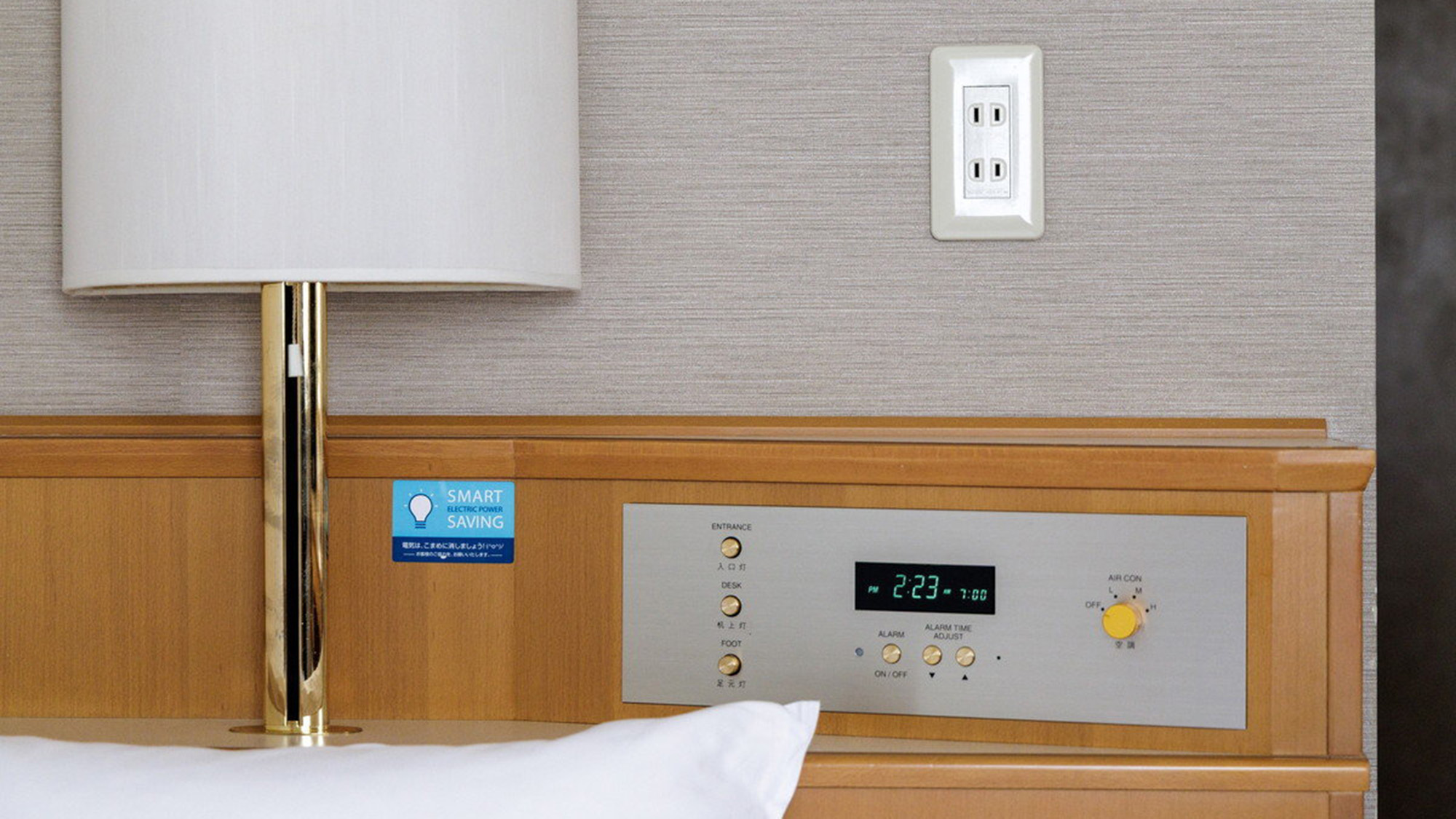 シングルルーム　枕側にコンセントがございます。