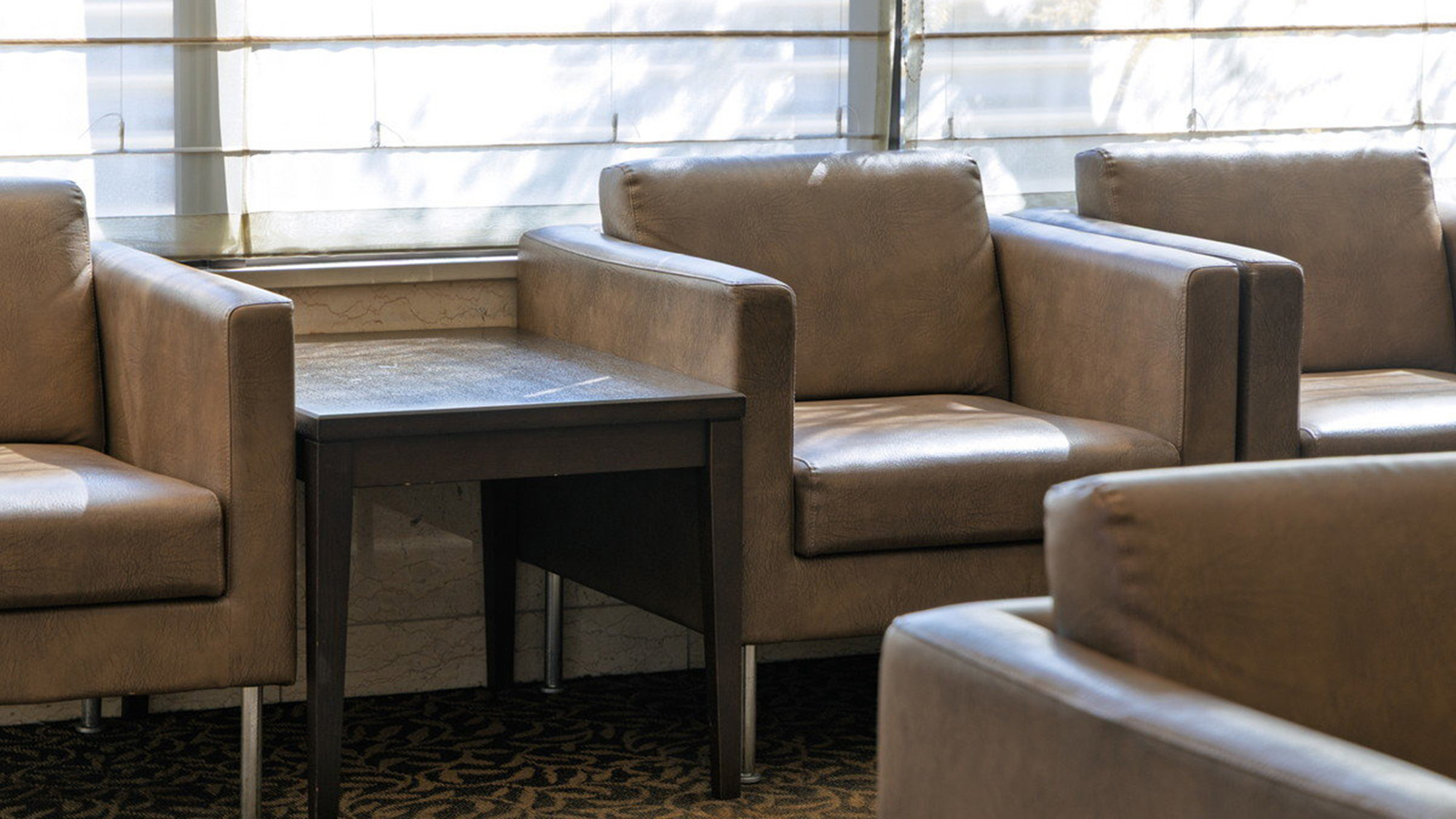 【1階】ロビースペース　ドリンクディスペンサーの設置もございます。