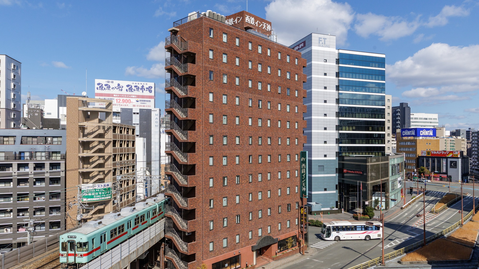 南東から見たホテル外観