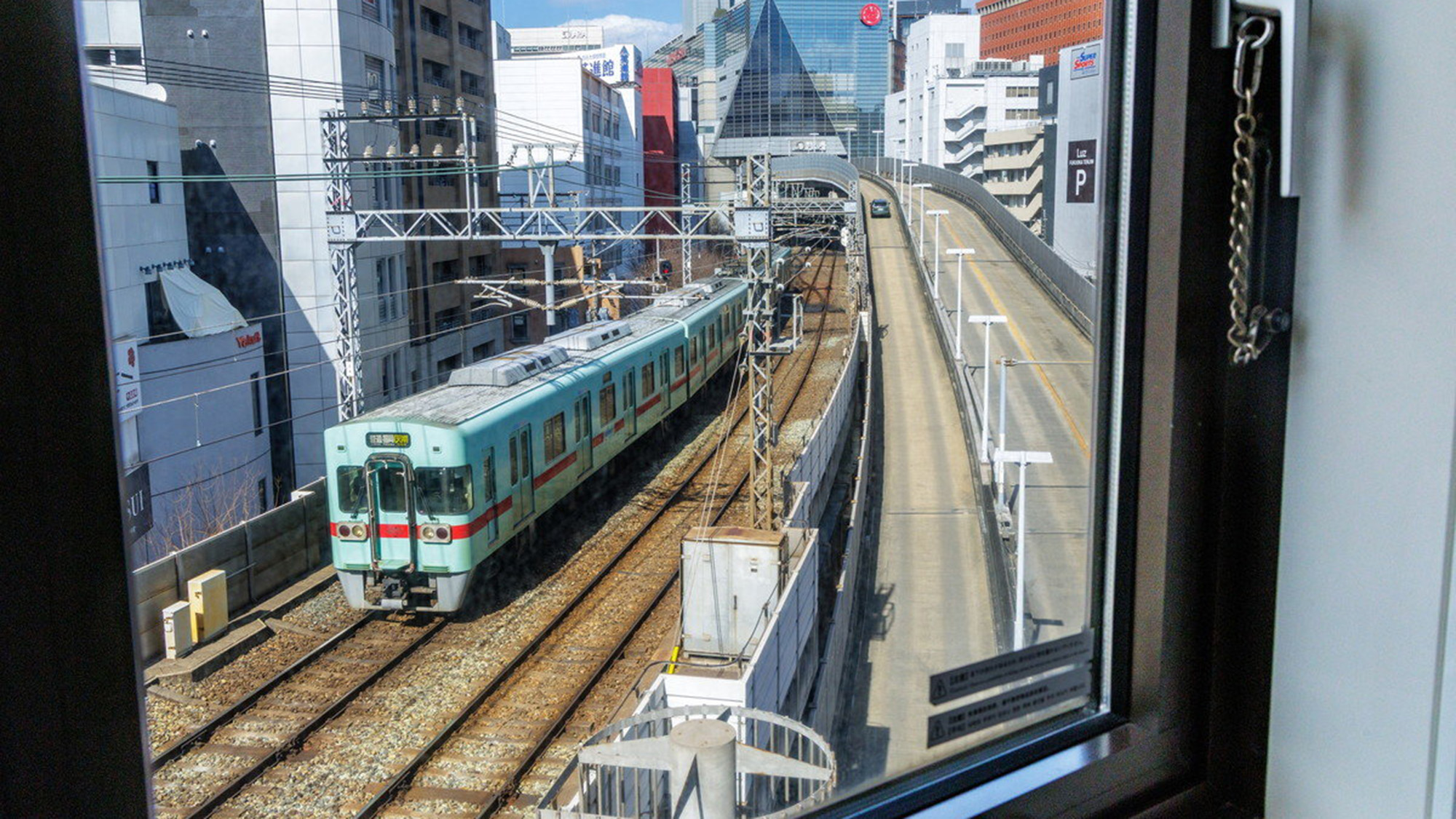 線路側の客室からは西鉄電車を臨む