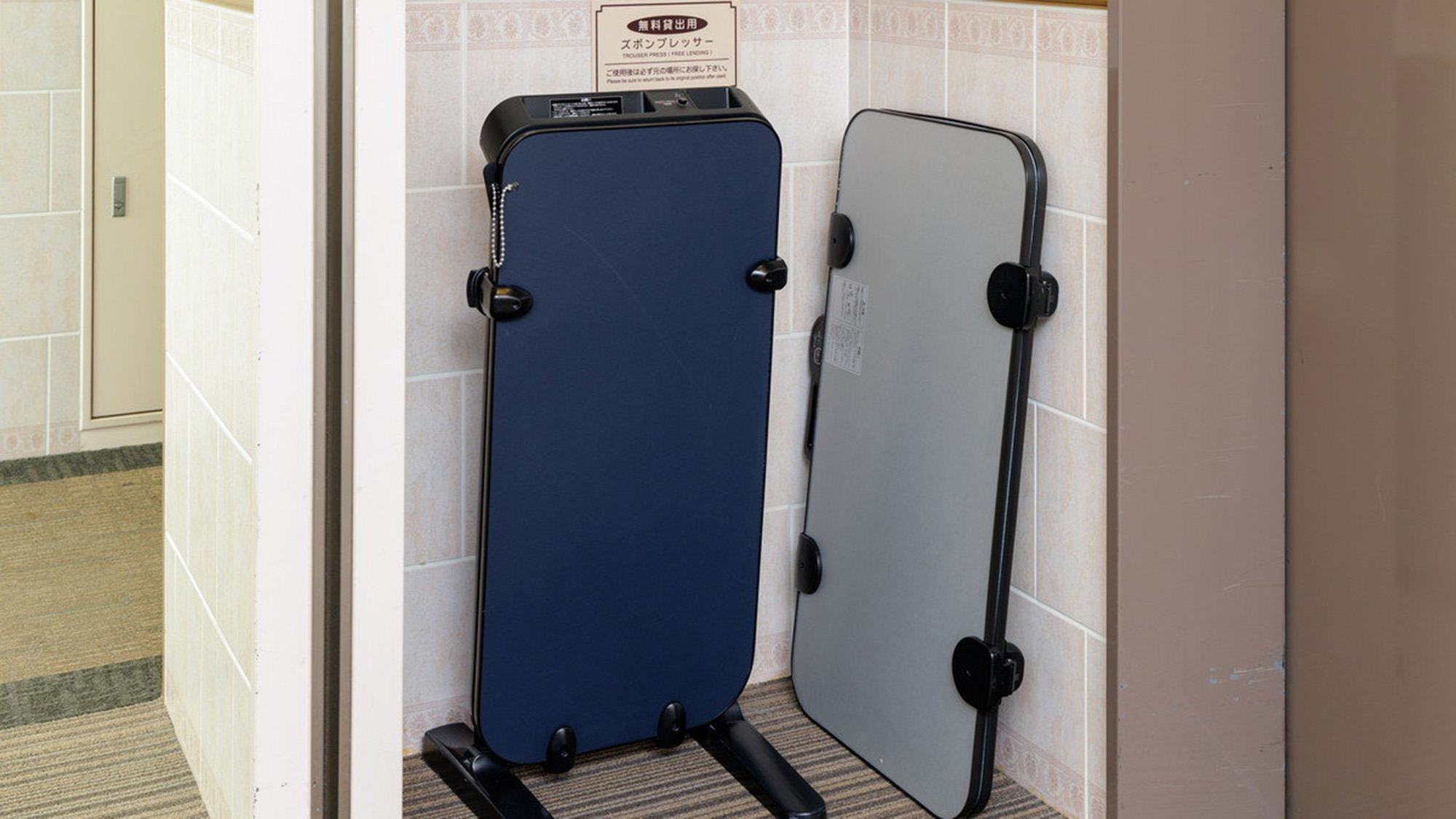 【各客室階】ズボンプレッサー　各客室フロア（2~12階)のエレベータホールにご準備しています。