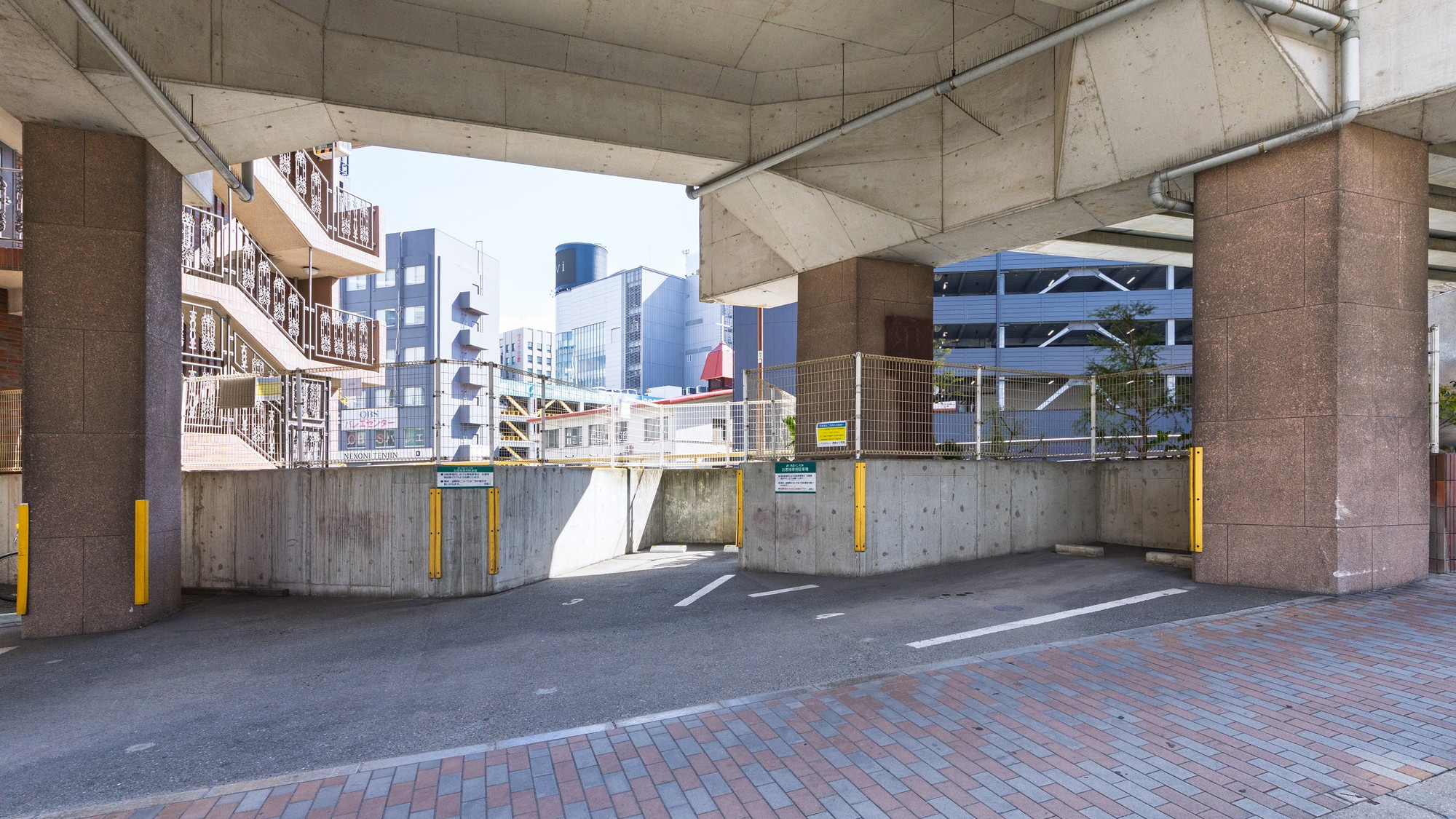 敷地内駐車場(西鉄電車高架側)