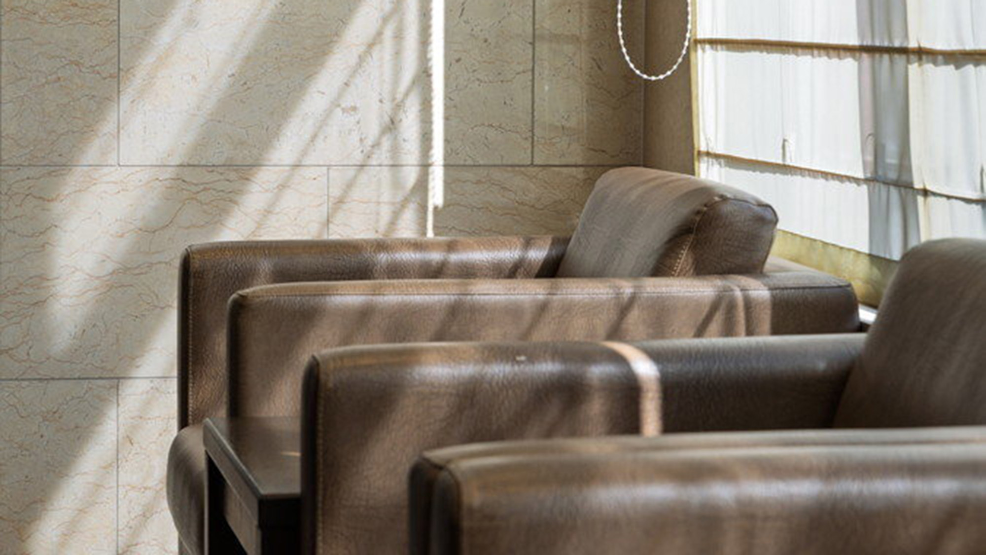 【1階】ロビースペース　天気の良い日は柔らかな光が差し込む。