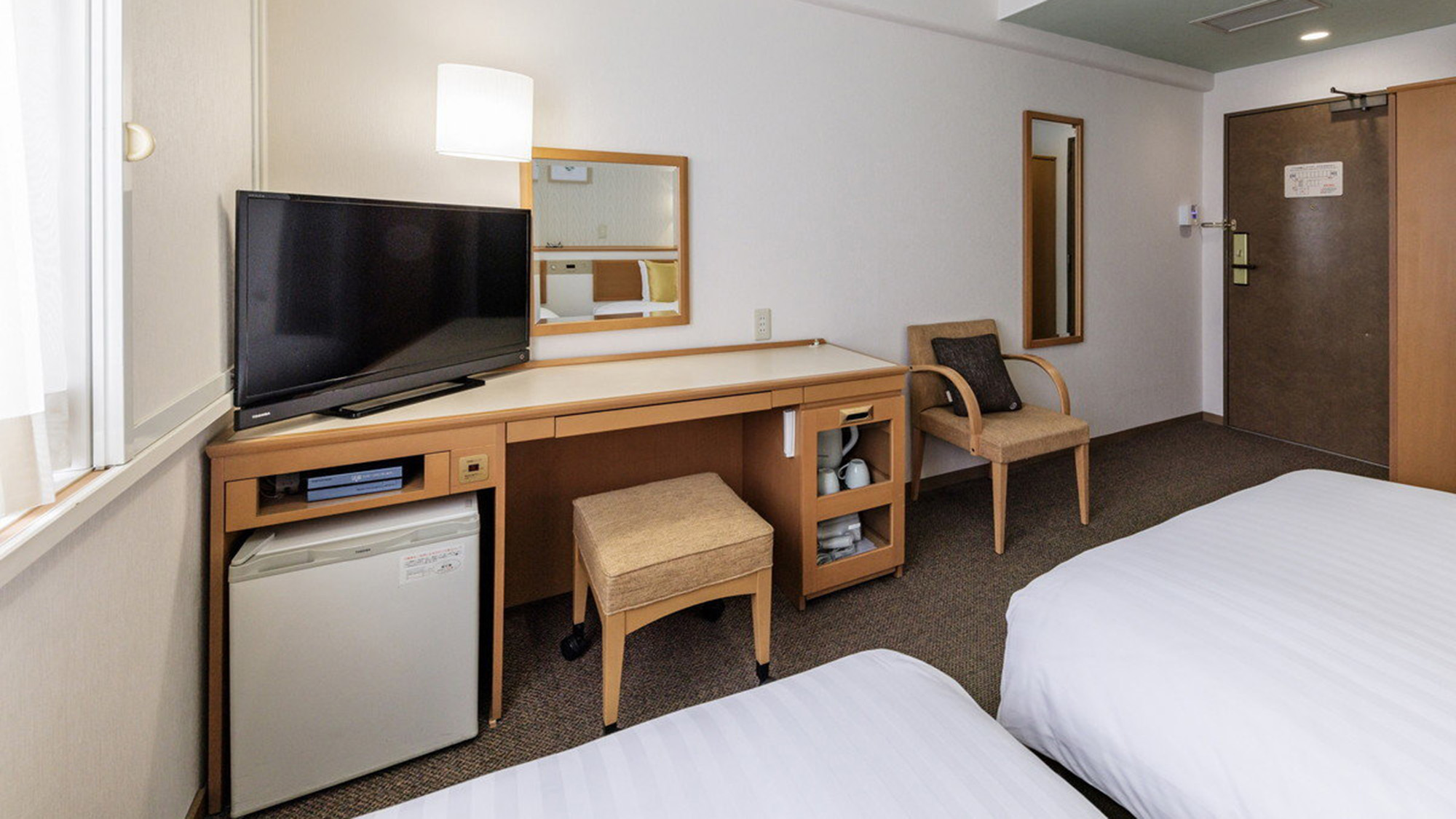 【禁煙】ツインルームB　デスクはPC作業も機能な幅がございます。